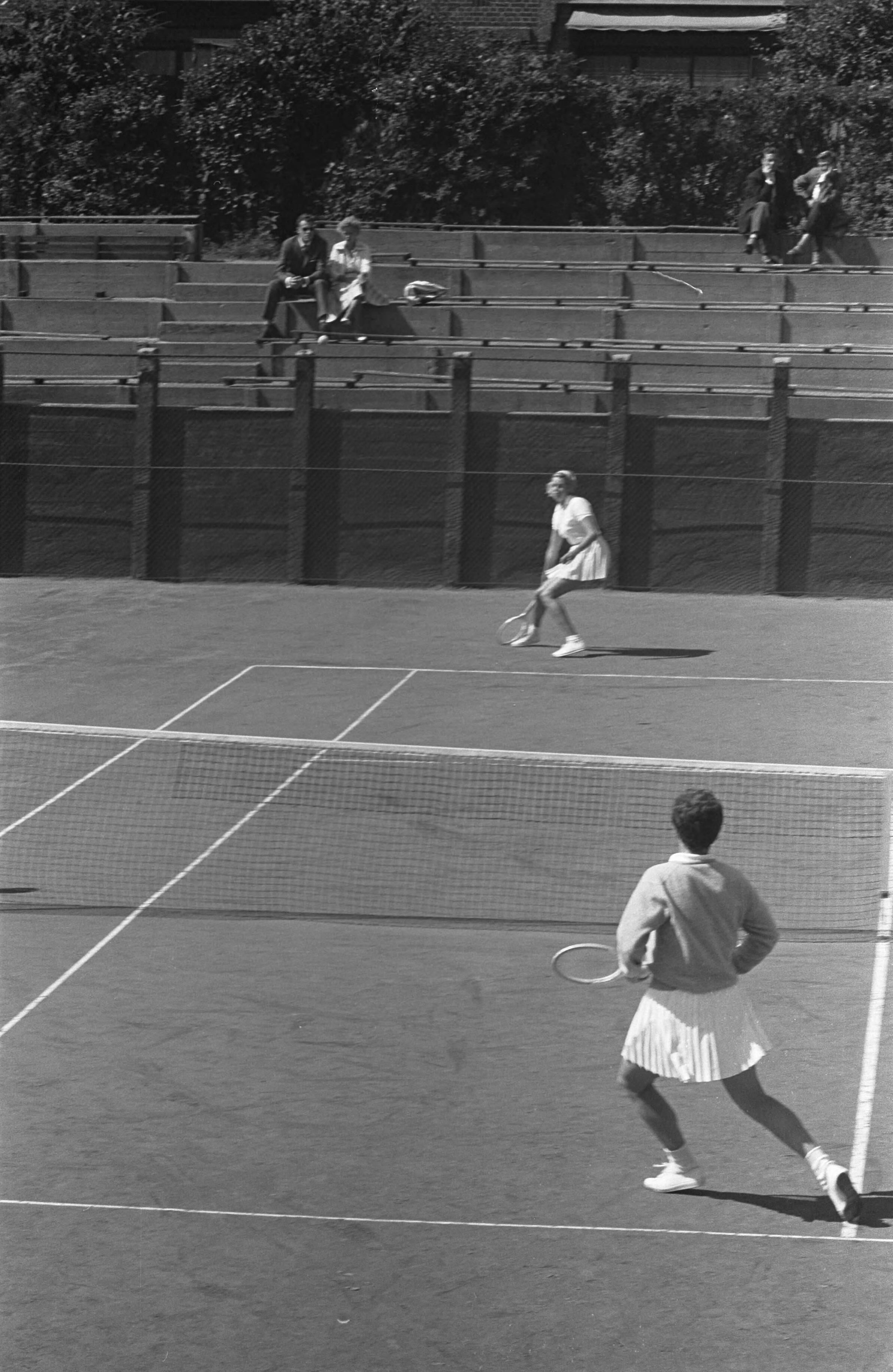 Fotocollectie Anefo — Nederlandse tenniskampioenschappen op de METS-banen te Scheveningen. Fredy Marinkelle (in achtergrond) werd in de 2e ronde in drie sets uitgeschakeld door de 17-jarige Betty Stöve uit Rotterdam — Foto: Bilsen, Joop van / Anefo. Licentie: Set B: Rechtenvrij / Publiek Domein. Bron: Nationaal Archief. http://hdl.handle.net/10648/aa13998c-d0b4-102d-bcf8-003048976d84