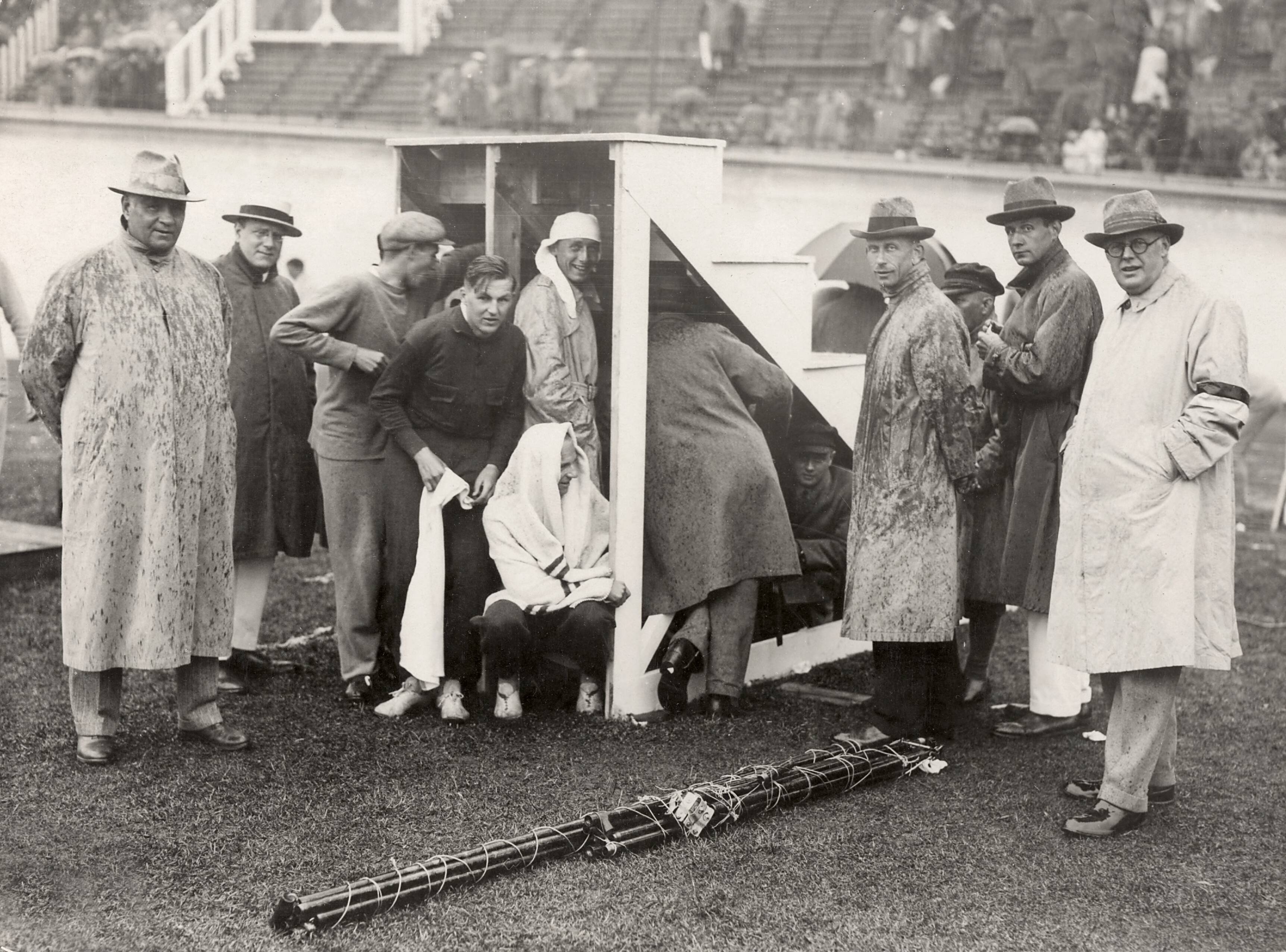 "Natuur, wetenschappen", Sport — Sport. Olympische Spelen 1928 Amsterdam, Nederland : Officials en athleten schuilen voor de regen. — Foto: Fotograaf Onbekend / Algemeen Fotobureau Amsterdam / Rechtenvrij (05589). Licentie: Set B: Rechtenvrij / Publiek Domein. Bron: Nationaal Archief. http://hdl.handle.net/10648/35429da7-0c24-a382-e063-6df0900a6686