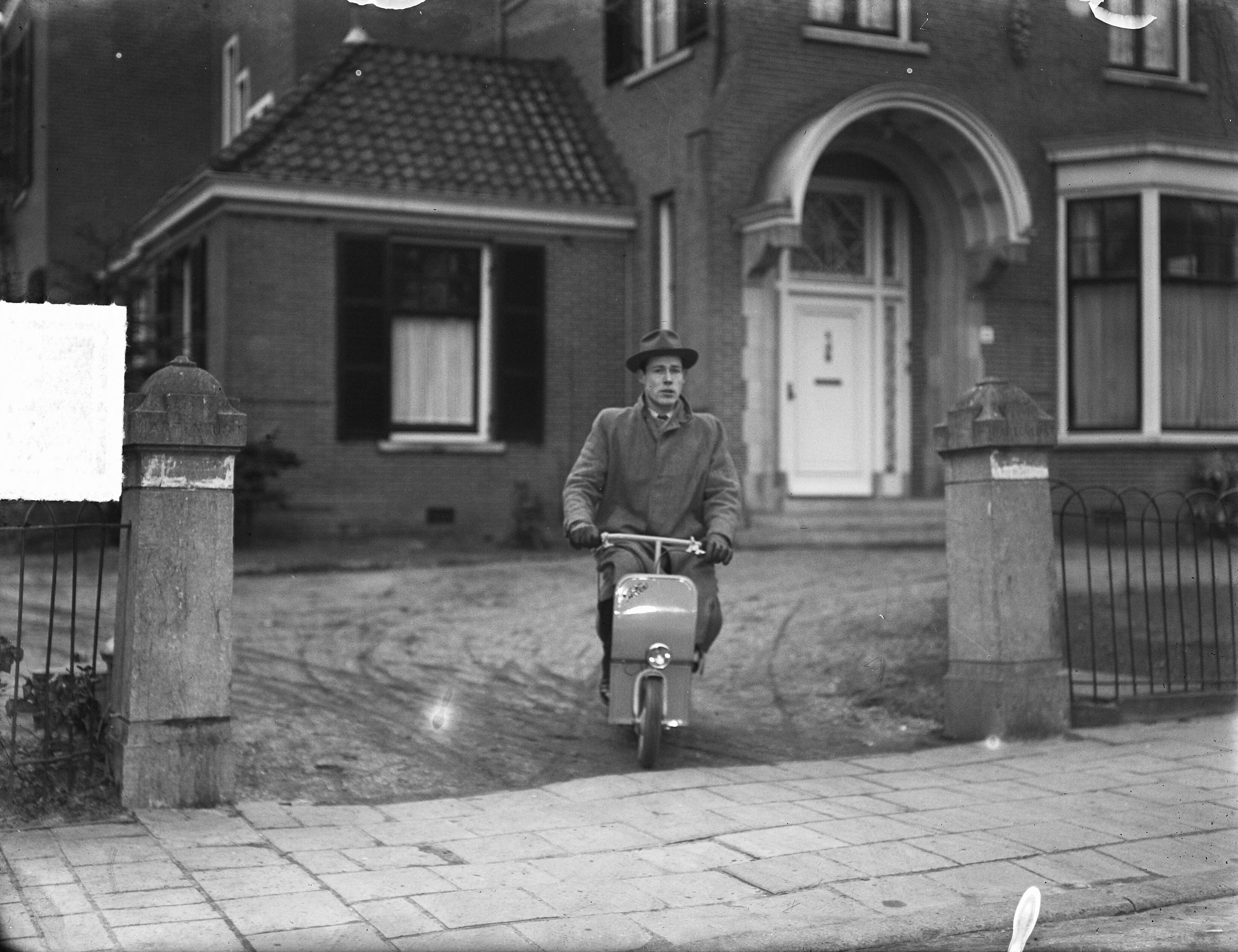 Fotocollectie Anefo — Eerste Nederlandse scooter in productie bij de firma Union-Sitter te Bloemendaal — Foto: Nijs, Jac. de / Anefo. Licentie: Set B: Rechtenvrij / Publiek Domein. Bron: Nationaal Archief. http://hdl.handle.net/10648/a8d535d0-d0b4-102d-bcf8-003048976d84