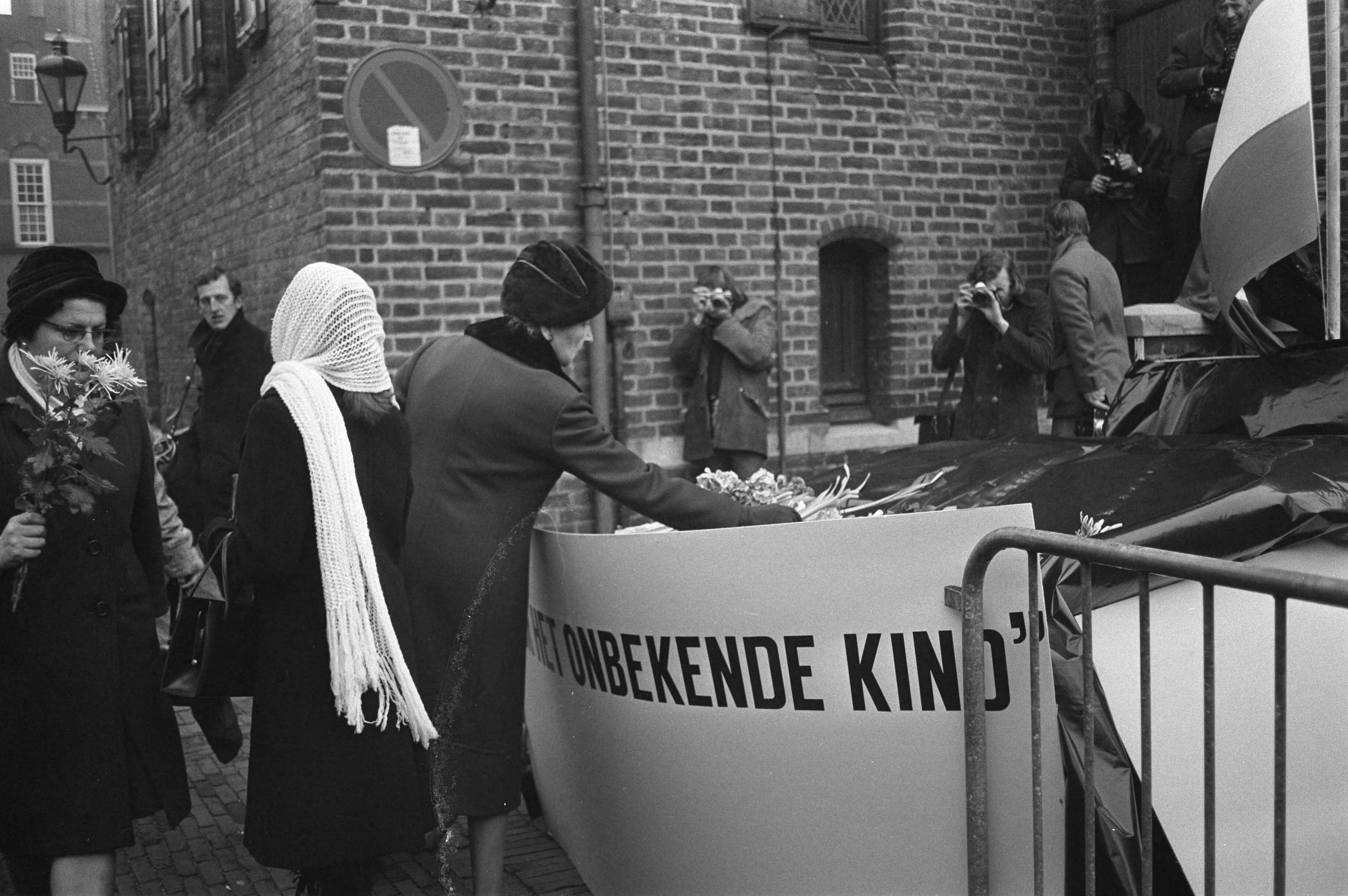 Fotocollectie Anefo — Anti-abortusmars in Den Haag — Foto: Peters, Hans / Anefo. Licentie: Set B: Rechtenvrij / Publiek Domein. Bron: Nationaal Archief. http://hdl.handle.net/10648/abdeda06-d0b4-102d-bcf8-003048976d84