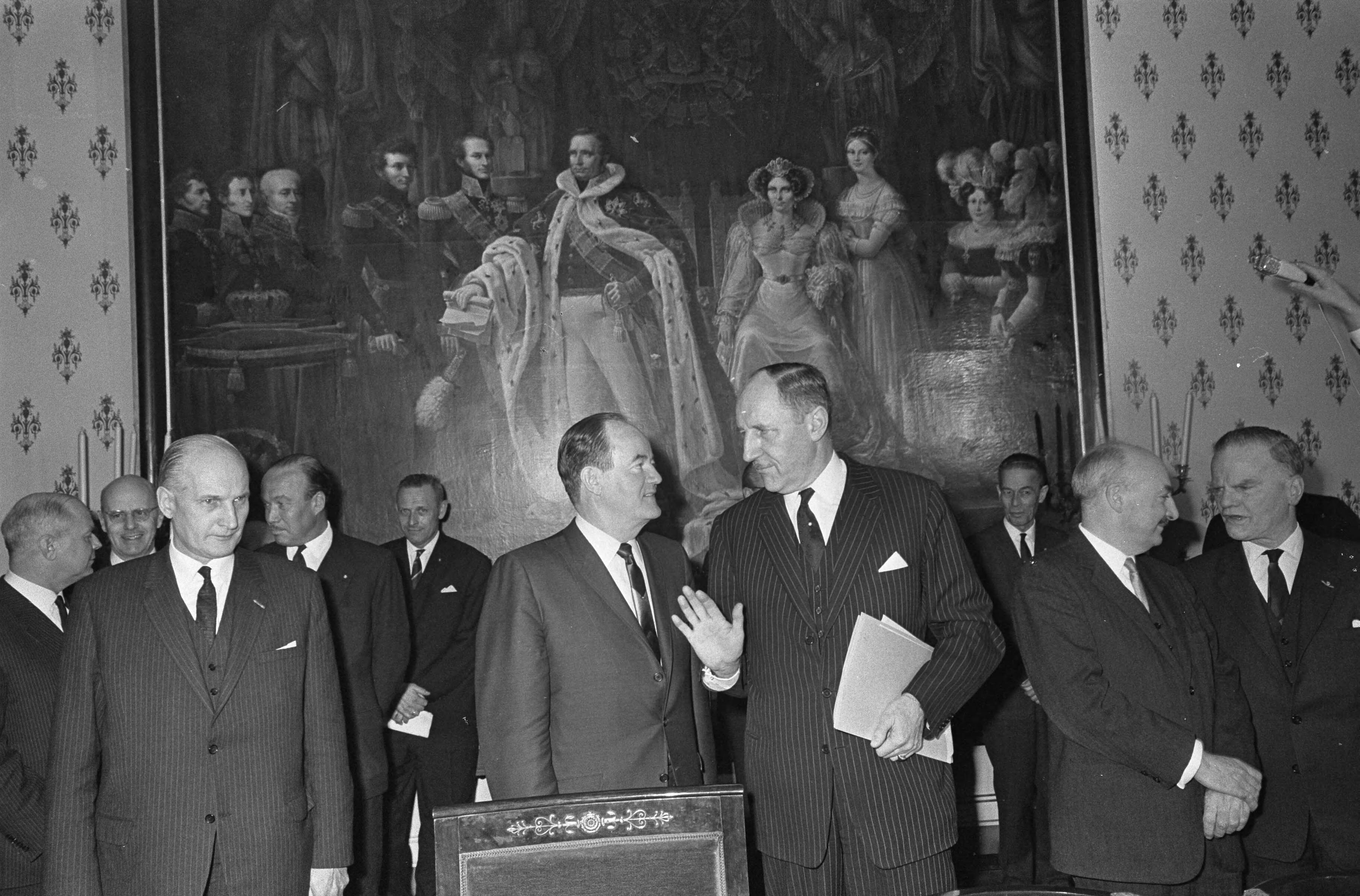 Fotocollectie Anefo — Vice president Humphrey en Minister Luns bespreken politieke situatie Den Haag — Foto: Kroon, Ron / Anefo. Licentie: Set B: Rechtenvrij / Publiek Domein. Bron: Nationaal Archief. http://hdl.handle.net/10648/ab13f5b6-d0b4-102d-bcf8-003048976d84