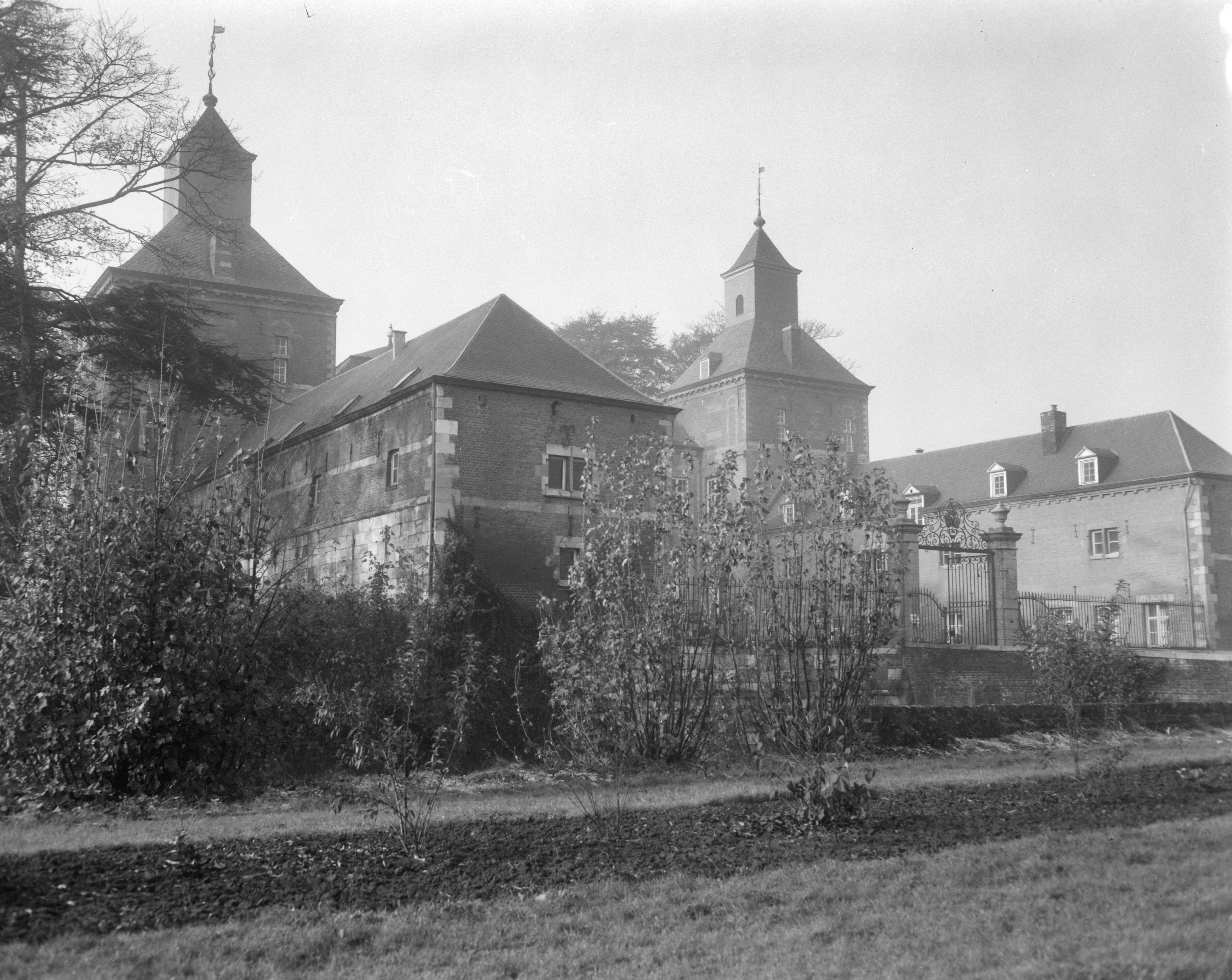 Provo's houden internationaal concilie in kasteel Borgharen te Maastricht — Kasteel Borgharen — Foto: Bilsen, Joop van / Anefo. Licentie: Set B: Rechtenvrij / Publiek Domein. Bron: Nationaal Archief. http://hdl.handle.net/10648/ab04db6c-d0b4-102d-bcf8-003048976d84