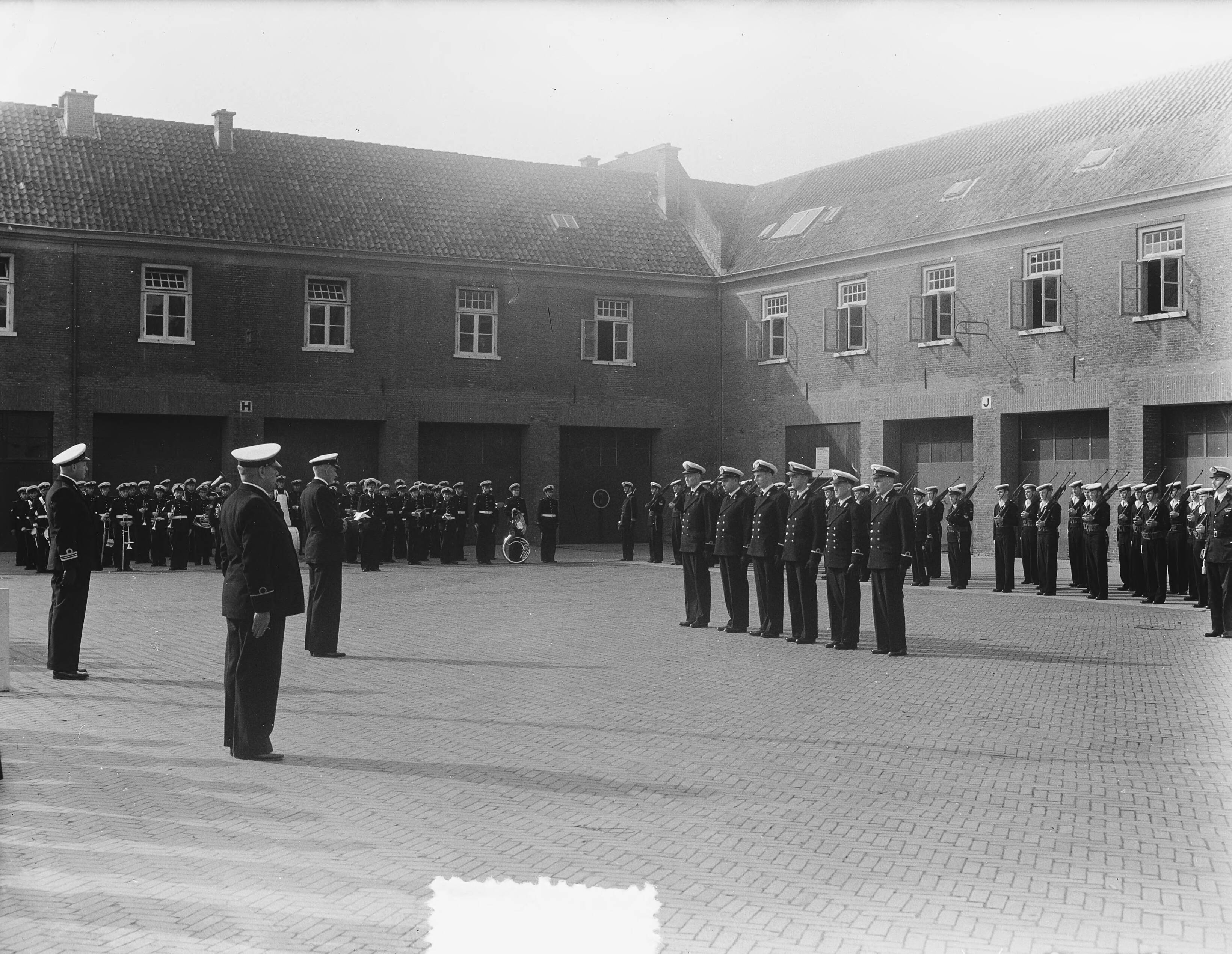 Beëdiging marine-officieren in Den Haag — Foto: Vogel, Carel L. de / Anefo. — Licentie: Set B: Rechtenvrij / Publiek Domein. Bron: Nationaal Archief. http://hdl.handle.net/10648/a8efeeac-d0b4-102d-bcf8-003048976d84