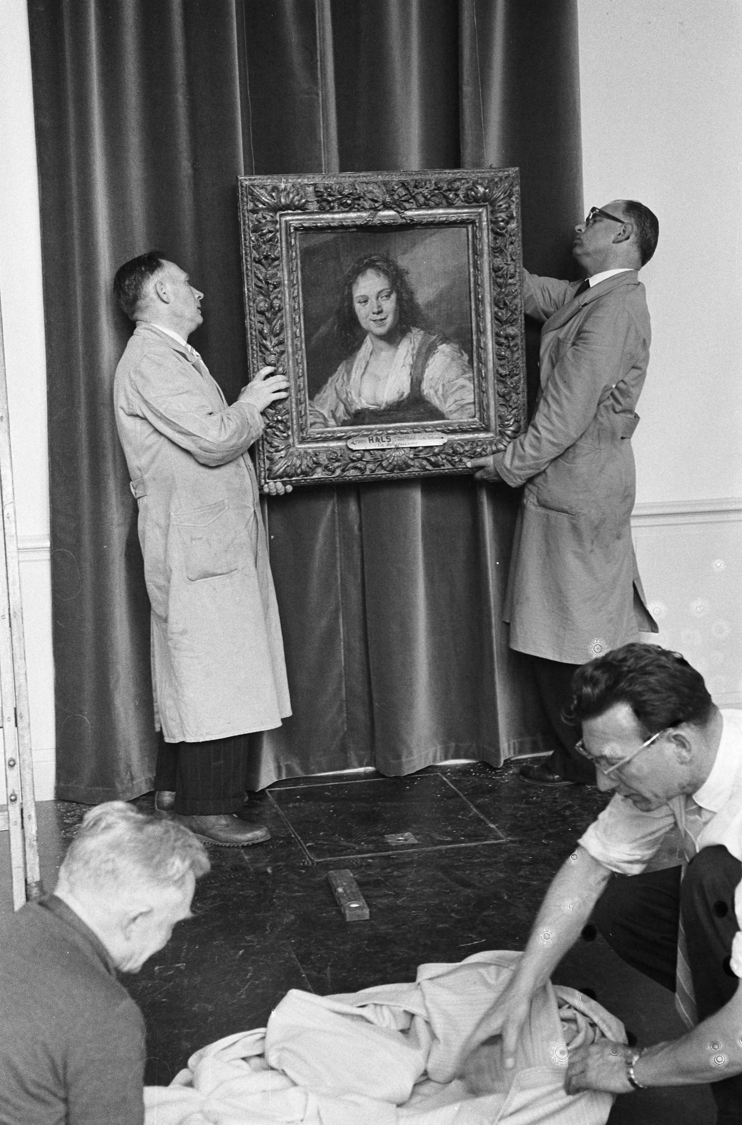 Fotocollectie Anefo — Frans Hals tentoonstelling t.g.v. 100-jarig bestaan van de Haarlemse gemeentelijke kunstverzameling en het 50-jarig bestaan van het Frans Hals museum. Ophangen van "La Bohémienne" uit het Louvre — Foto: Pot, Harry / Anefo. Licentie: Set B: Rechtenvrij / Publiek Domein. Bron: Nationaal Archief. http://hdl.handle.net/10648/aa0c7774-d0b4-102d-bcf8-003048976d84