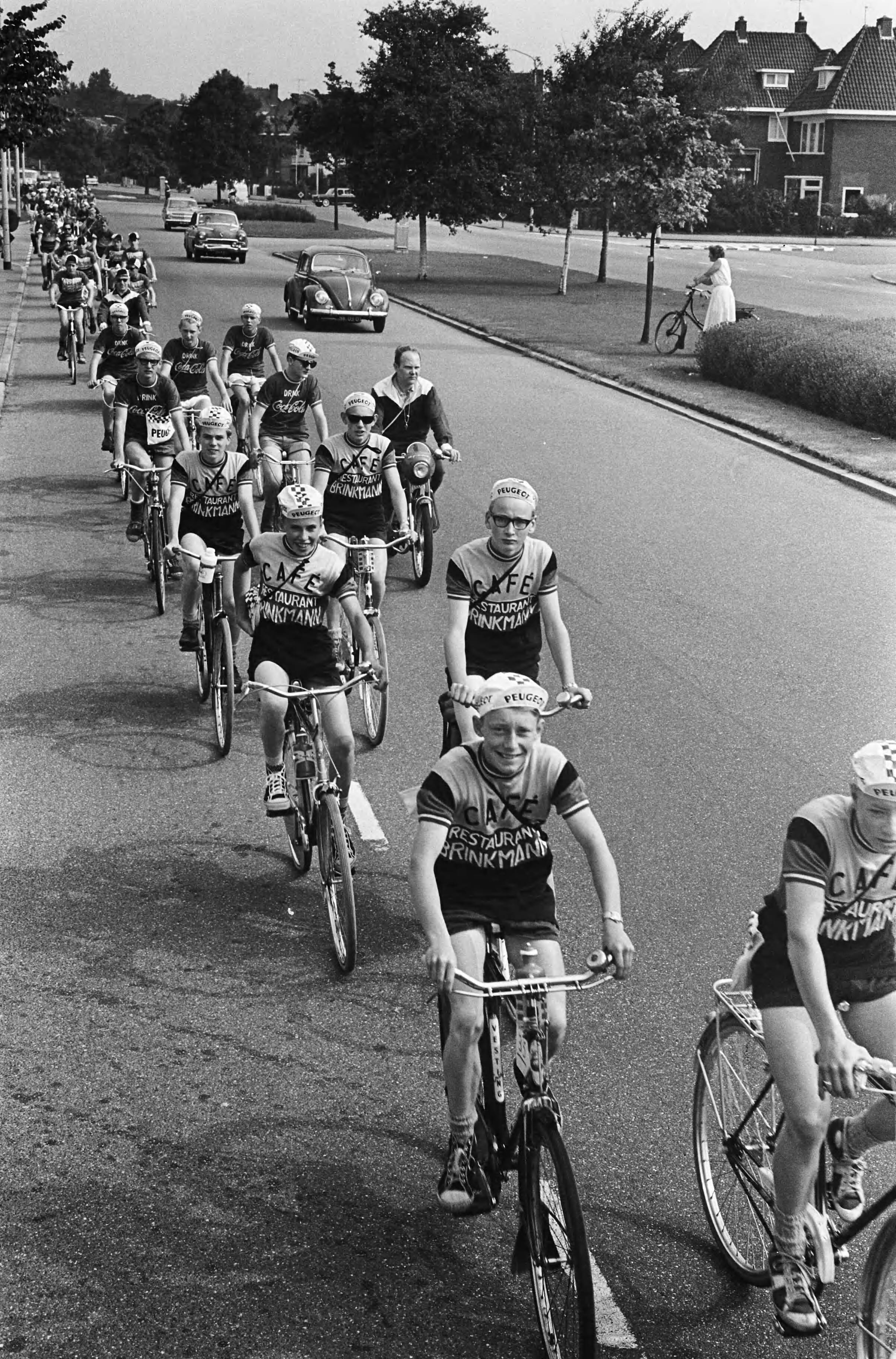 Fotocollectie Anefo — Muggenronde gestart, het peloton bezig aan de eerste kilometers — Foto: Pot, Harry / Anefo (1). Licentie: Set B: Rechtenvrij / Publiek Domein. Bron: Nationaal Archief. http://hdl.handle.net/10648/aa716f26-d0b4-102d-bcf8-003048976d84