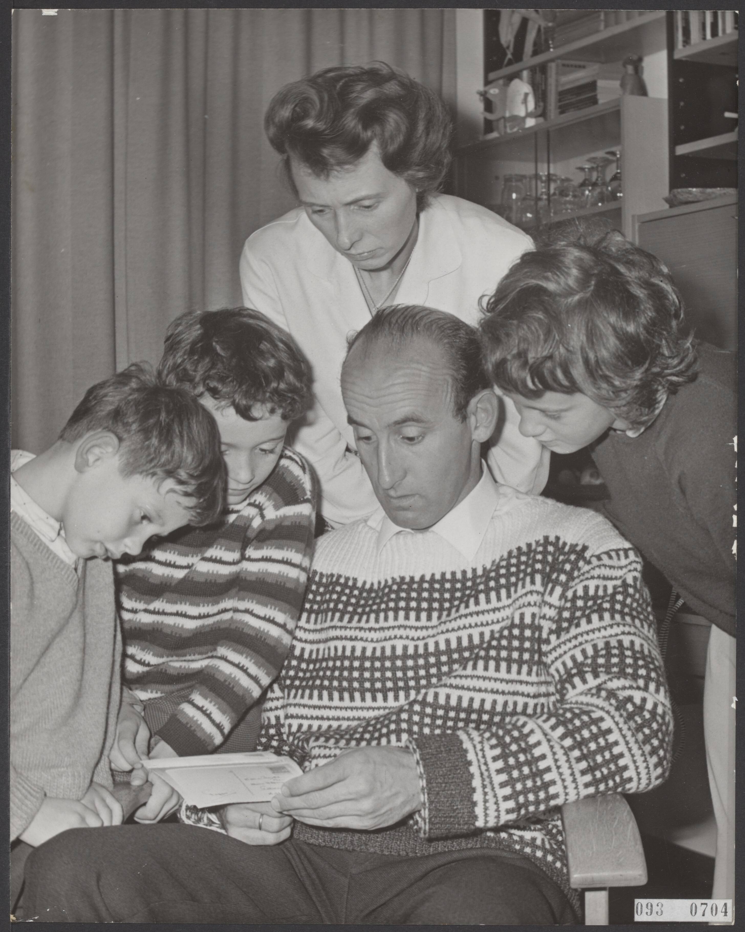 Fotocollectie Elsevier Binnenland — Na een vreselijk ongeluk in Oostenrijk, waarbij drie slachtoffers vielen, zijn de overigen van de Groningse groep studenten vandaag vroegtijdig naar Nederland teruggekeerd. De heer Kan uit Paterswolde, leraar aan de Groningse Academie voor Lichaamlijke Opvoeding en leider van de groep van 25, weer temidden van zijn vrouw en drie kinderen. — Foto: Koch, Eric / Anefo. Licentie: Set B: Rechtenvrij / Publiek Domein. Bron: Nationaal Archief. http://hdl.handle.net/10648/ae2903d6-d0b4-102d-bcf8-003048976d84