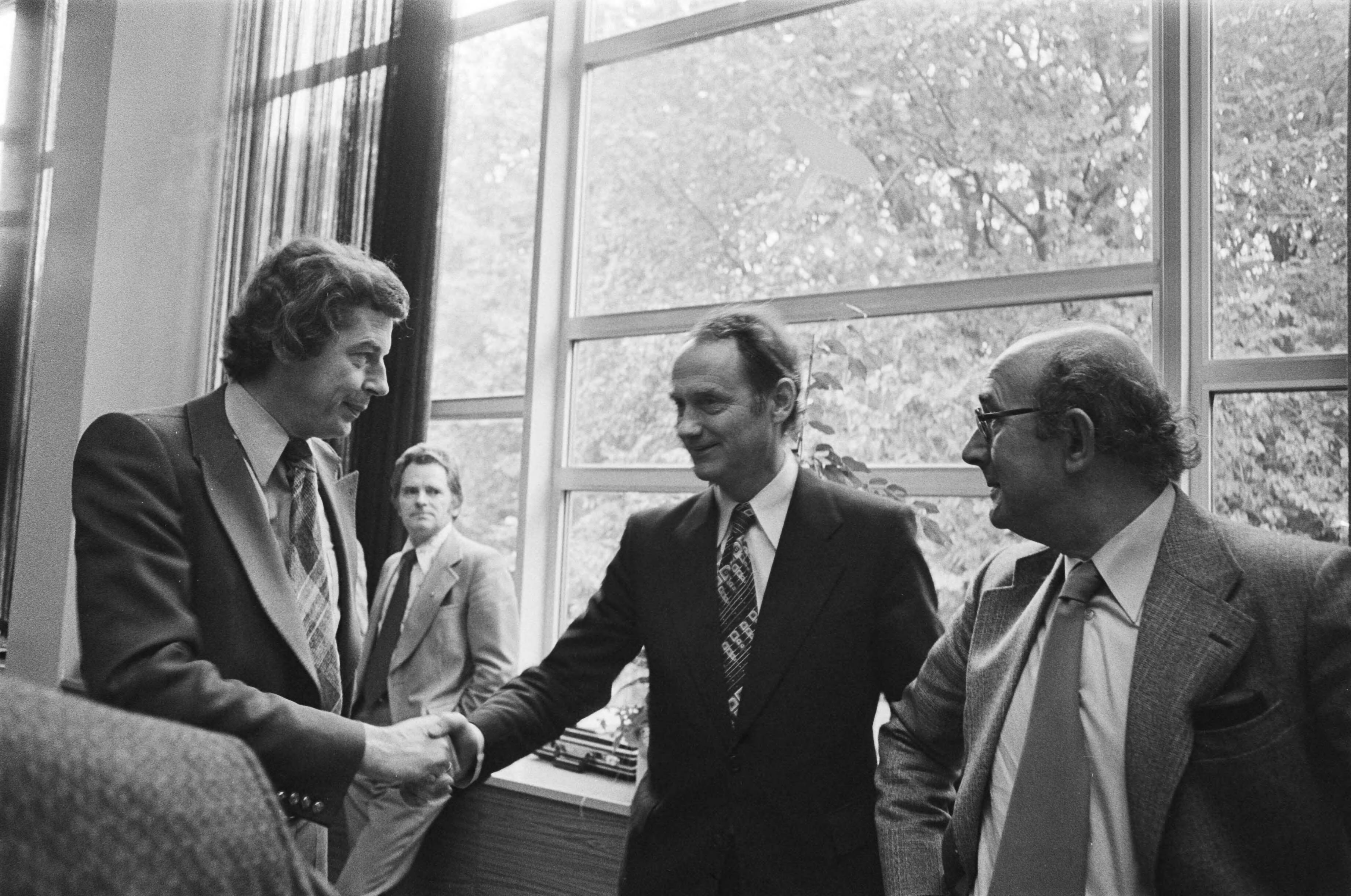 Fotocollectie Anefo — SER spreekt met regering in Den Haag , minister Boersma begroet Van Veen (VNO), Boersma begroet Wim Kok (FNV) — Foto: Verhoeff, Bert / Anefo. Licentie: Set B: Rechtenvrij / Publiek Domein. Bron: Nationaal Archief. http://hdl.handle.net/10648/aca4d15c-d0b4-102d-bcf8-003048976d84