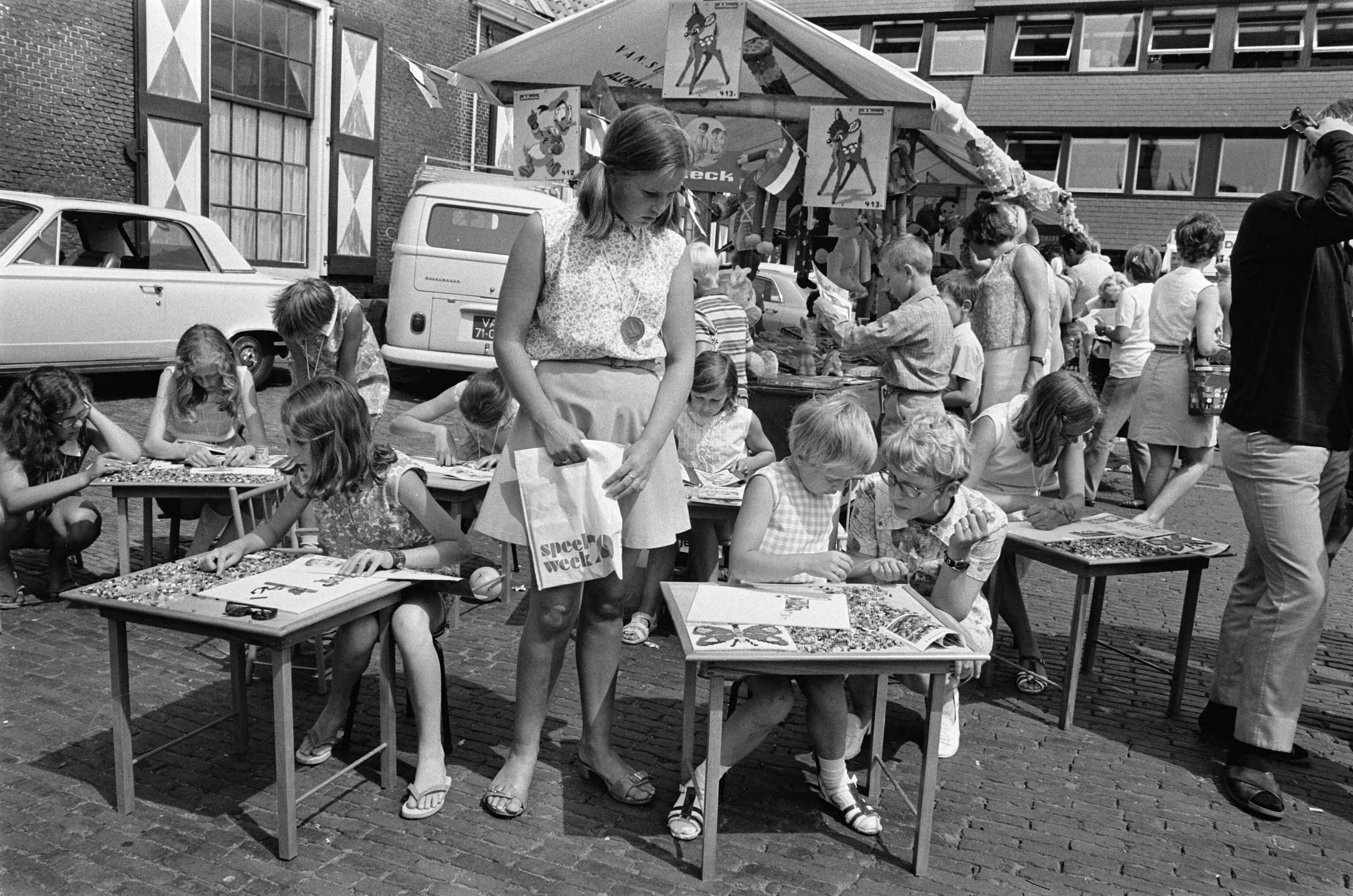 Fotocollectie Anefo — Speelmarkt van Speelweek 70 in Alkmaar geopend door waarnemend burgemeester G. H. A. de Zeeuw ; kinderen zij creatief bezig aan tafeltjes op speelmarkt / — Foto: Evers, Joost / Anefo. Licentie: Set B: Rechtenvrij / Publiek Domein. Bron: Nationaal Archief. http://hdl.handle.net/10648/ab9a0f34-d0b4-102d-bcf8-003048976d84