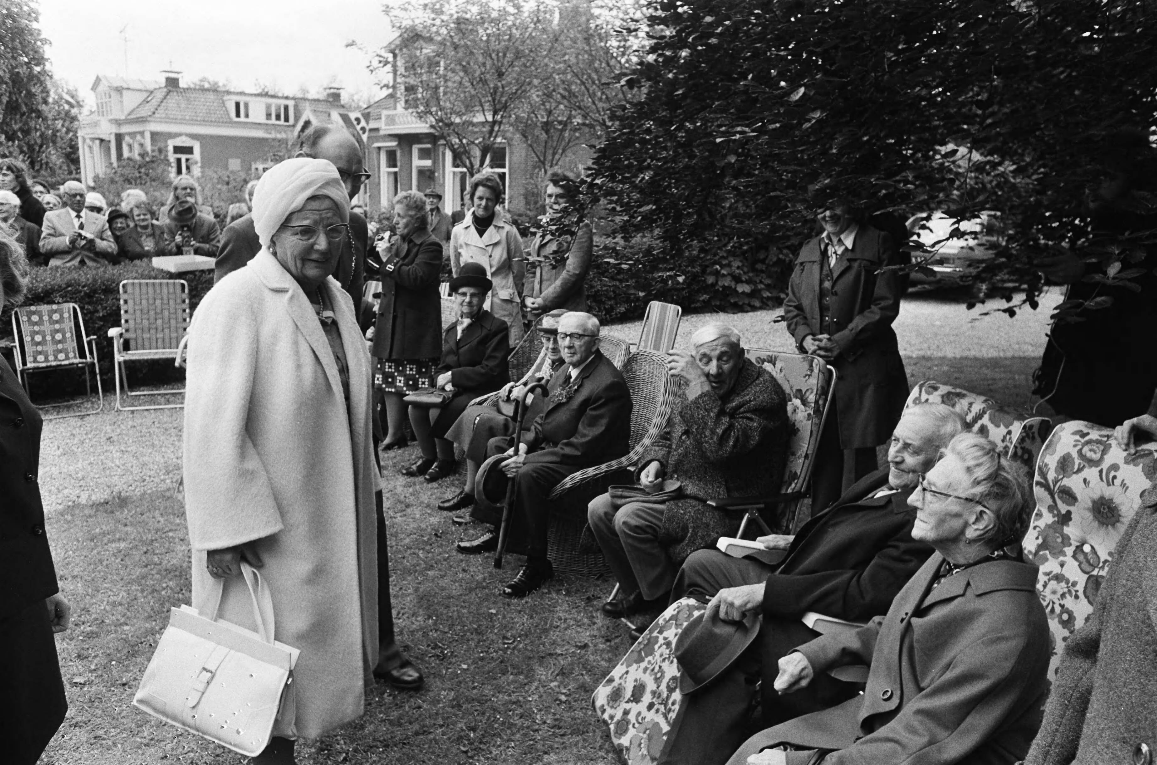 Bezoek van koningin Juliana aan Friesland — Koningin Juliana begroet bejaarden in Mantgum — Foto: Verhoeff, Bert / Anefo. Licentie: Set B: Rechtenvrij / Publiek Domein. Bron: Nationaal Archief. http://hdl.handle.net/10648/ac69cff8-d0b4-102d-bcf8-003048976d84