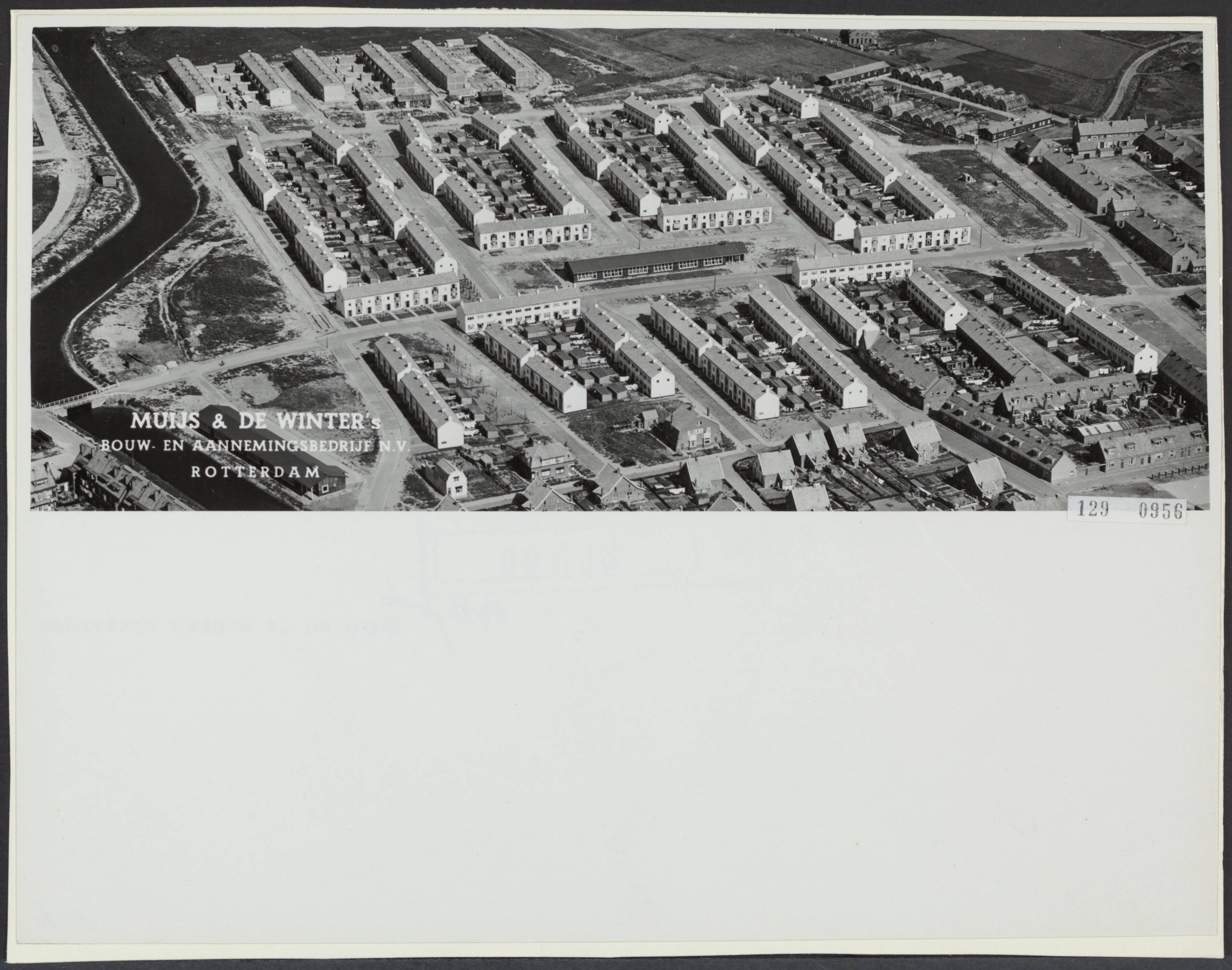 Fotocollectie Rijksvoorlichtingsdienst Eigen — Luchtopname. Woningbouw Vlissingen, in het midden een z.g. Finse school [Hogeweg] [Schildersbuurt] [rechtsboven z.g. nissenhutten, linksonder een andere Finse school aan de Rembrandtlaan] — Foto: KLM Aerocarto / Rechtenvrij. Licentie: Set B: Rechtenvrij / Publiek Domein. Bron: Nationaal Archief. http://hdl.handle.net/10648/af483fac-d0b4-102d-bcf8-003048976d84