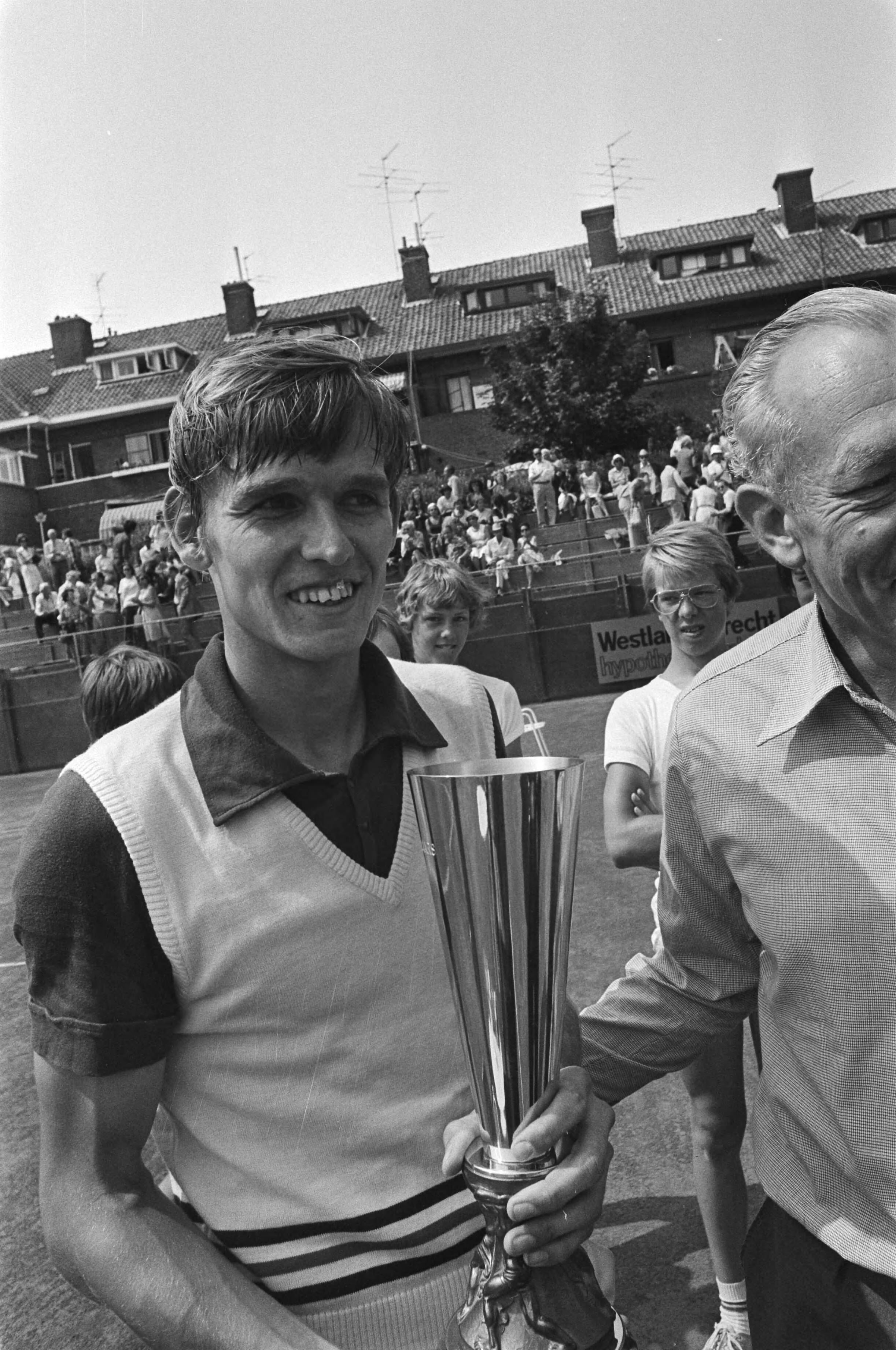 Fotocollectie Anefo — Tennis; Metz-banen Scheveningen, Sanders wint toernooi va Garcia, Sanders met de beker — Foto: Mieremet, Rob / Anefo. Licentie: Set B: Rechtenvrij / Publiek Domein. Bron: Nationaal Archief. http://hdl.handle.net/10648/ac87fbcc-d0b4-102d-bcf8-003048976d84