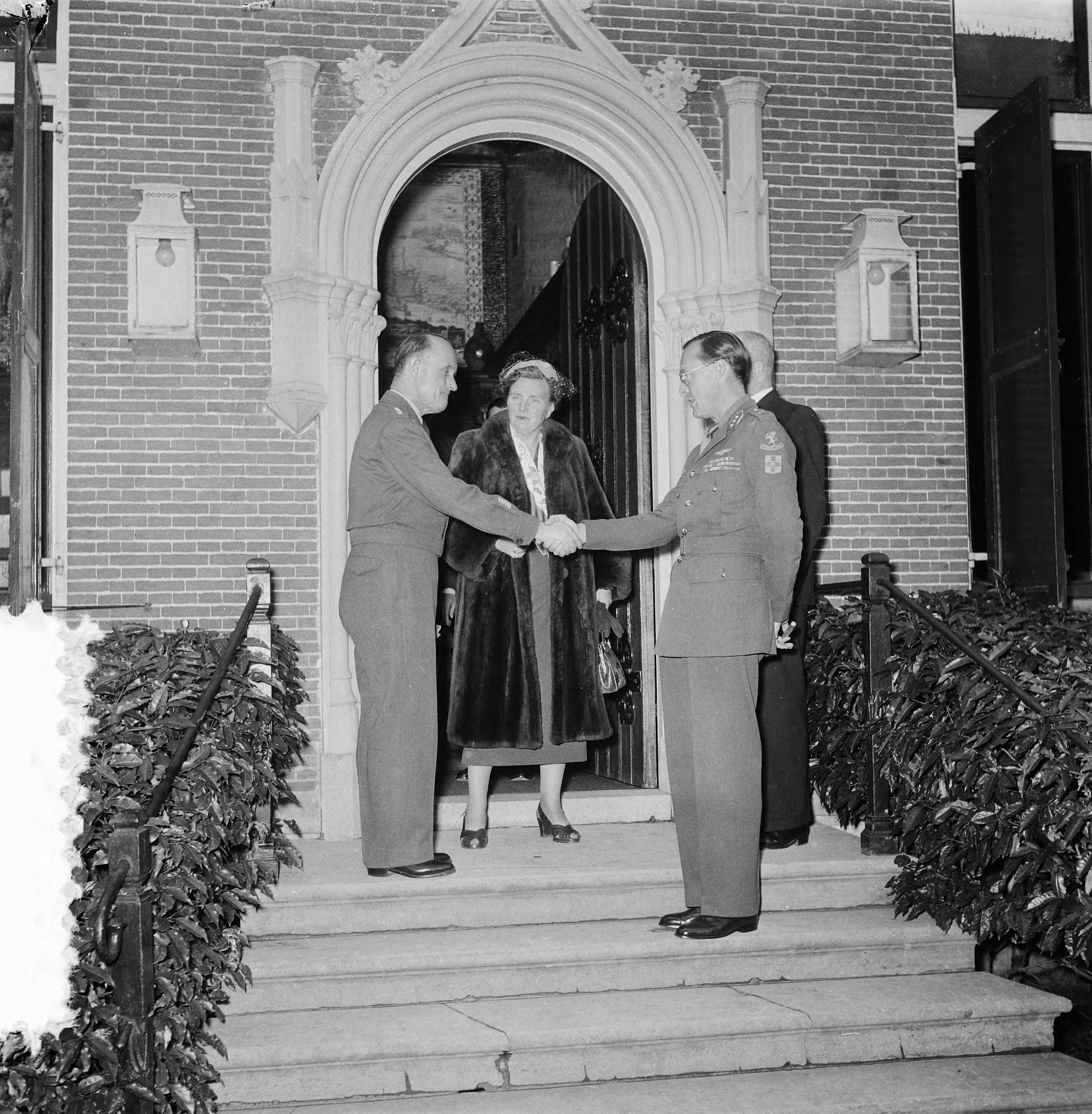 Koningin Juliana en prins Bernhard hebben de Amerikaanse generaal A. Gruenther op het buiten Raaphorst [Raephorst] te Wassenaar ontvangen — Foto: Noske, J.D. / Anefo. — Licentie: Set B: Rechtenvrij / Publiek Domein. Bron: Nationaal Archief. http://hdl.handle.net/10648/a9155b88-d0b4-102d-bcf8-003048976d84