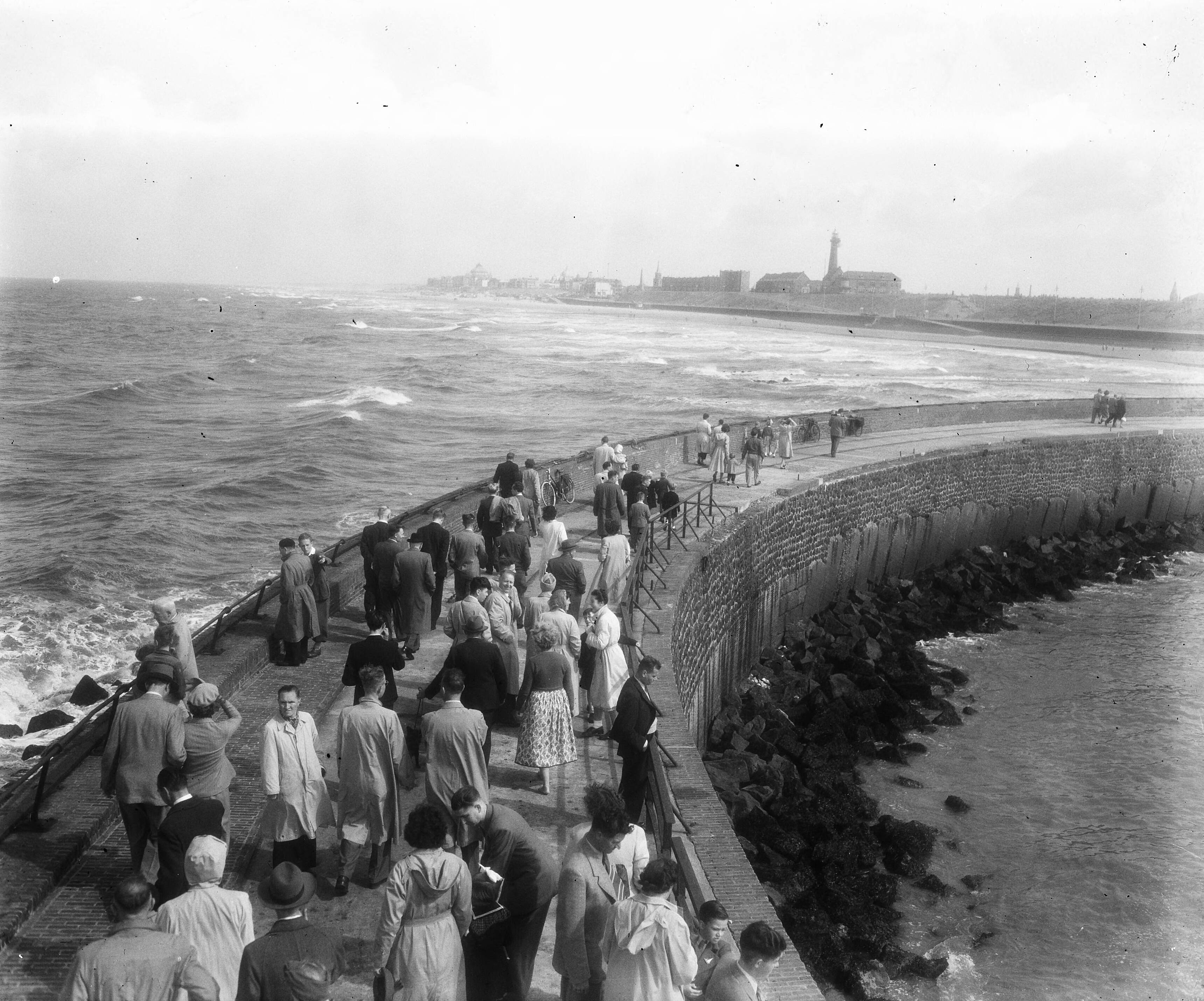 Fotocollectie Anefo — Havenhoofd te Scheveningen bij mooi weer — Foto: Bilsen, Joop van / Anefo. Licentie: Set B: Rechtenvrij / Publiek Domein. Bron: Nationaal Archief. http://hdl.handle.net/10648/a8f1a3d2-d0b4-102d-bcf8-003048976d84