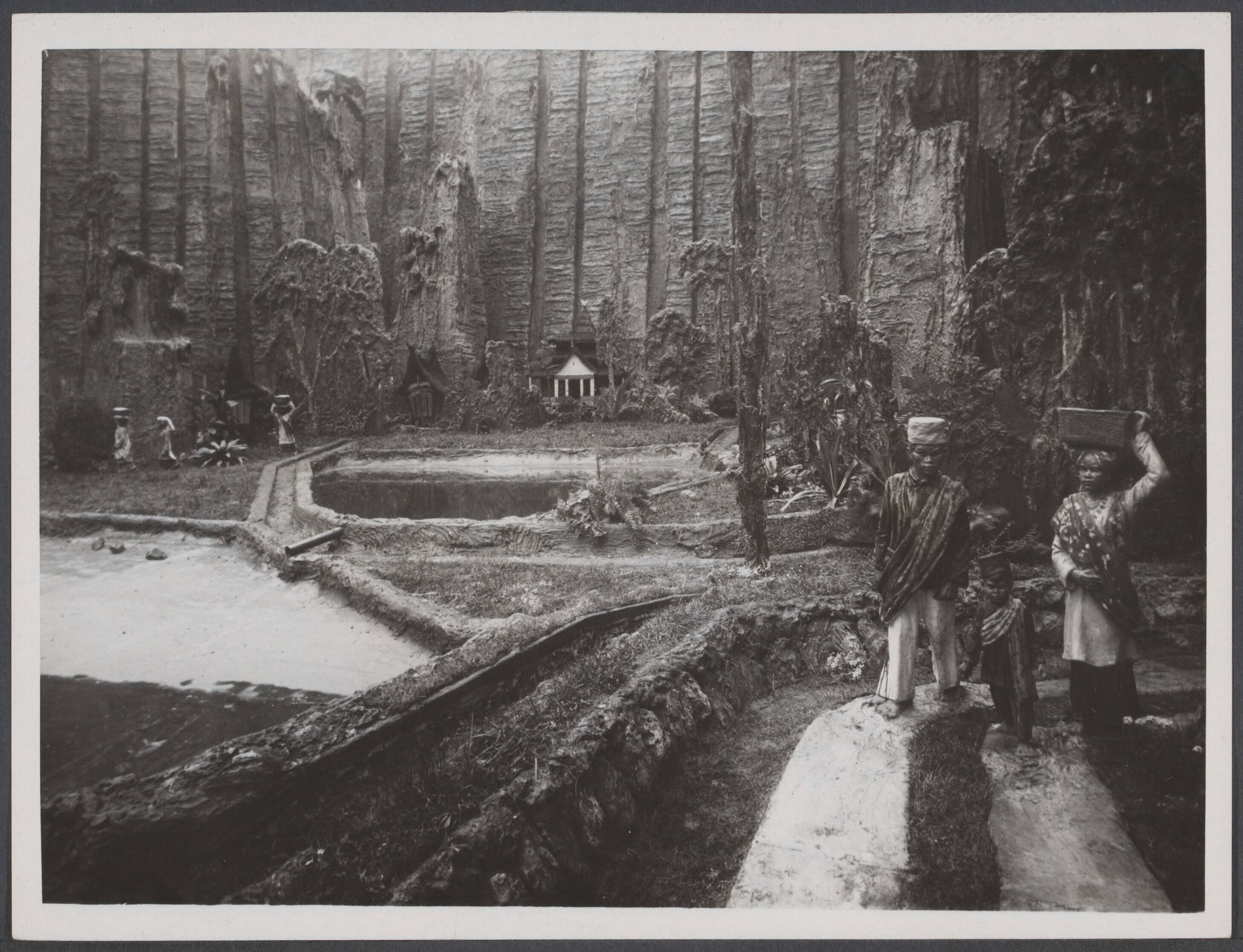 Koloniale tentoonstellingen, Den Haag 1932 - Nederland — Een van de voornaamste attracties van de Indische Tentoonstelling in het Westbroekpark te Scheveningen is het door de Indische schilder Eland ontworpen diorama van de Harau-Koof [...] De Harau-kloof is gelegen 16 kilometer ten noordoosten van Pajo Koemboe, Sumatra's Westkust. [...] De wanden van de kloof zijn loodrecht uigesleten en bereiken een gemiddelde hoogte van 130 meter [....] — Foto: Haagsch Illustratie- en Persbureau. Licentie: Set B: Rechtenvrij / Publiek Domein. Bron: Nationaal Archief. http://hdl.handle.net/10648/dfb9a4b7-c596-fd5d-e474-ef8b9d97c78c