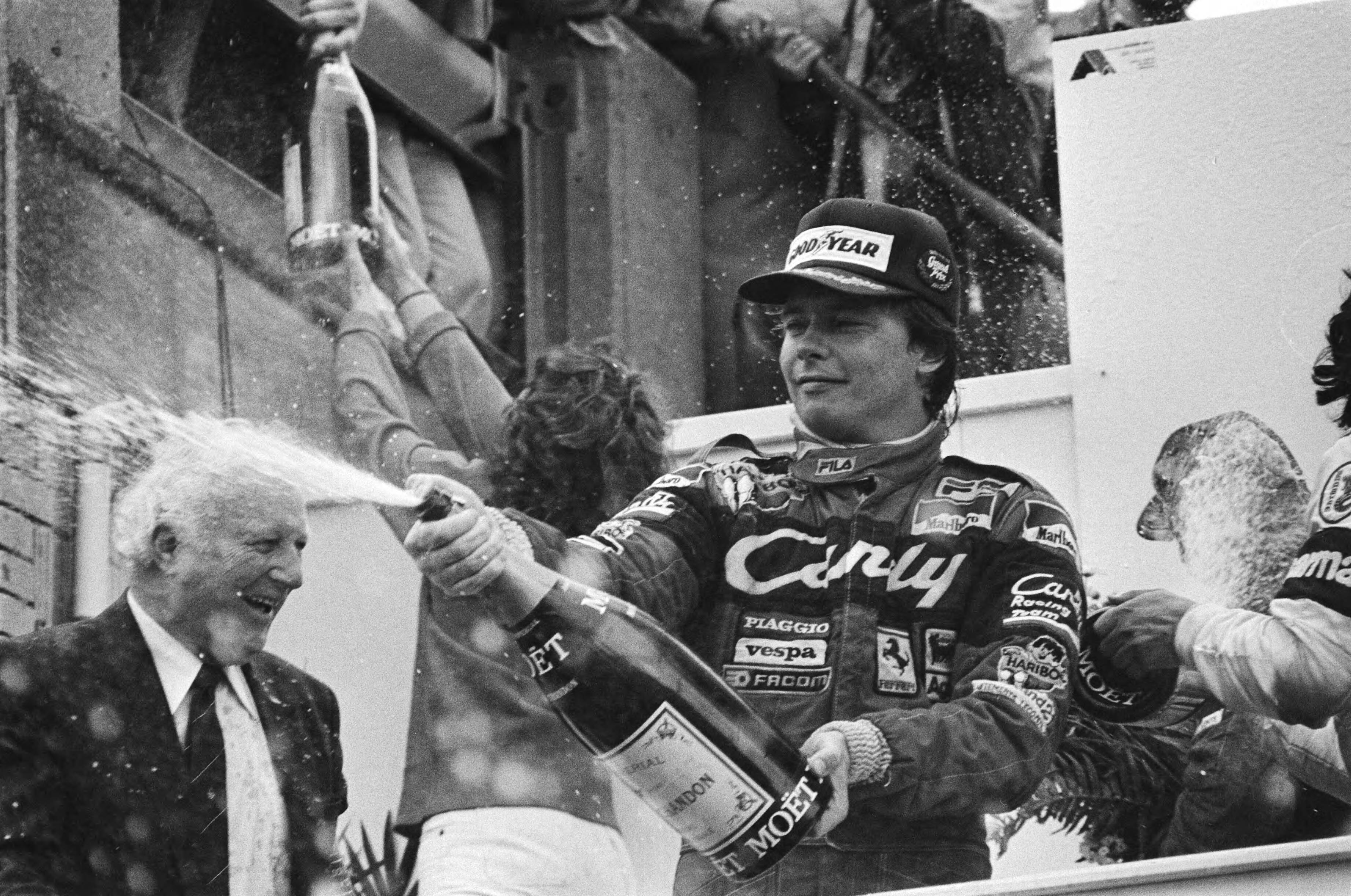 Fotocollectie Anefo — Grand Prix van Nederland te Zandvoort; winnaar Pironi me champagne — Foto: Dijk, Hans van / Anefo. Licentie: Set B: Rechtenvrij / Publiek Domein. Bron: Nationaal Archief. http://hdl.handle.net/10648/ad1aa4b8-d0b4-102d-bcf8-003048976d84