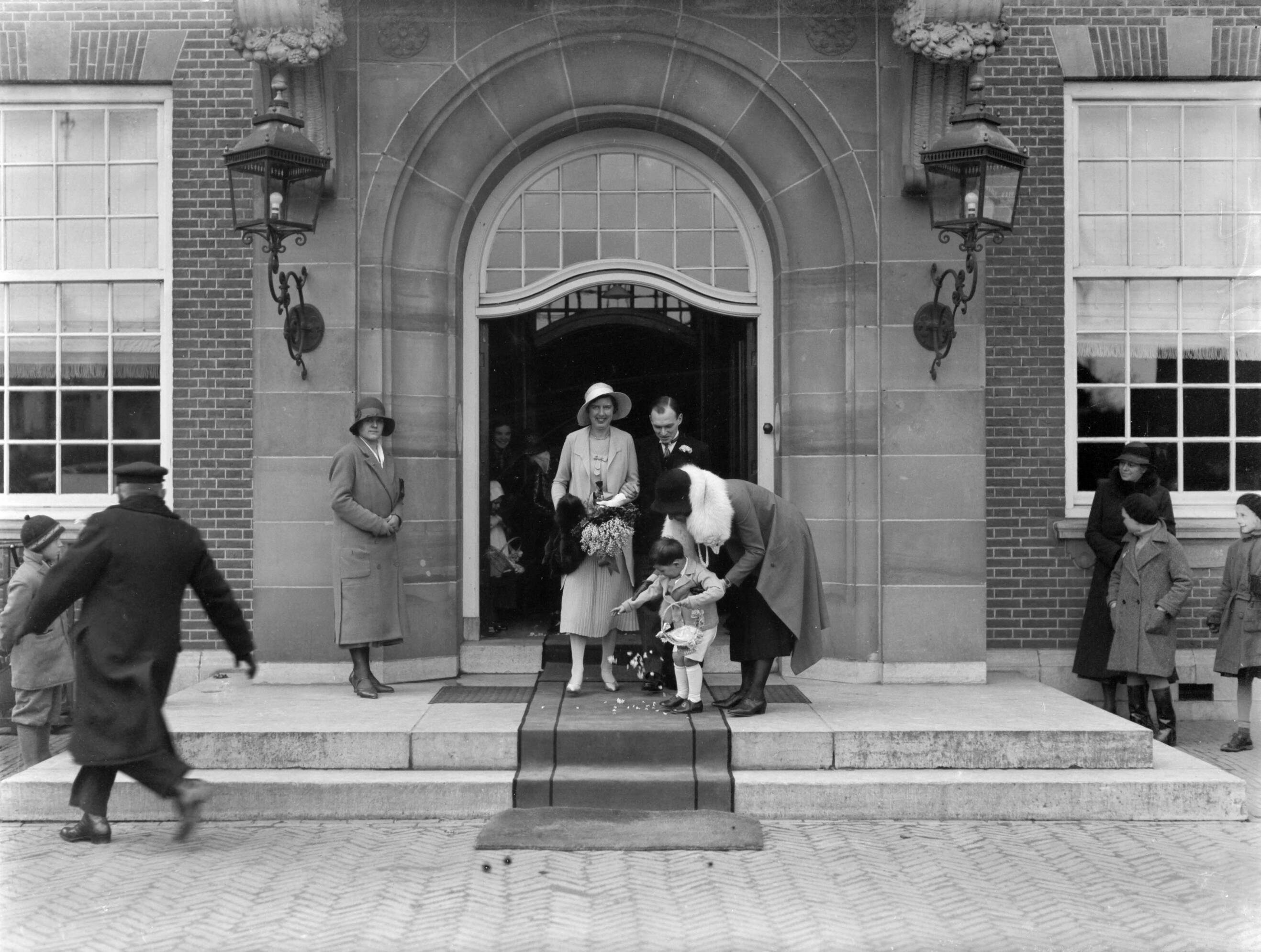 Familie De Flines — Huwelijk van André Quirin de Flines met Titia Leupen. Het echtpaar komt uit het gemeentehuis van Heemstede — Foto: Poll, Willem van de. Licentie: Set B: Rechtenvrij / Publiek Domein. Bron: Nationaal Archief. http://hdl.handle.net/10648/aea6c4d8-d0b4-102d-bcf8-003048976d84