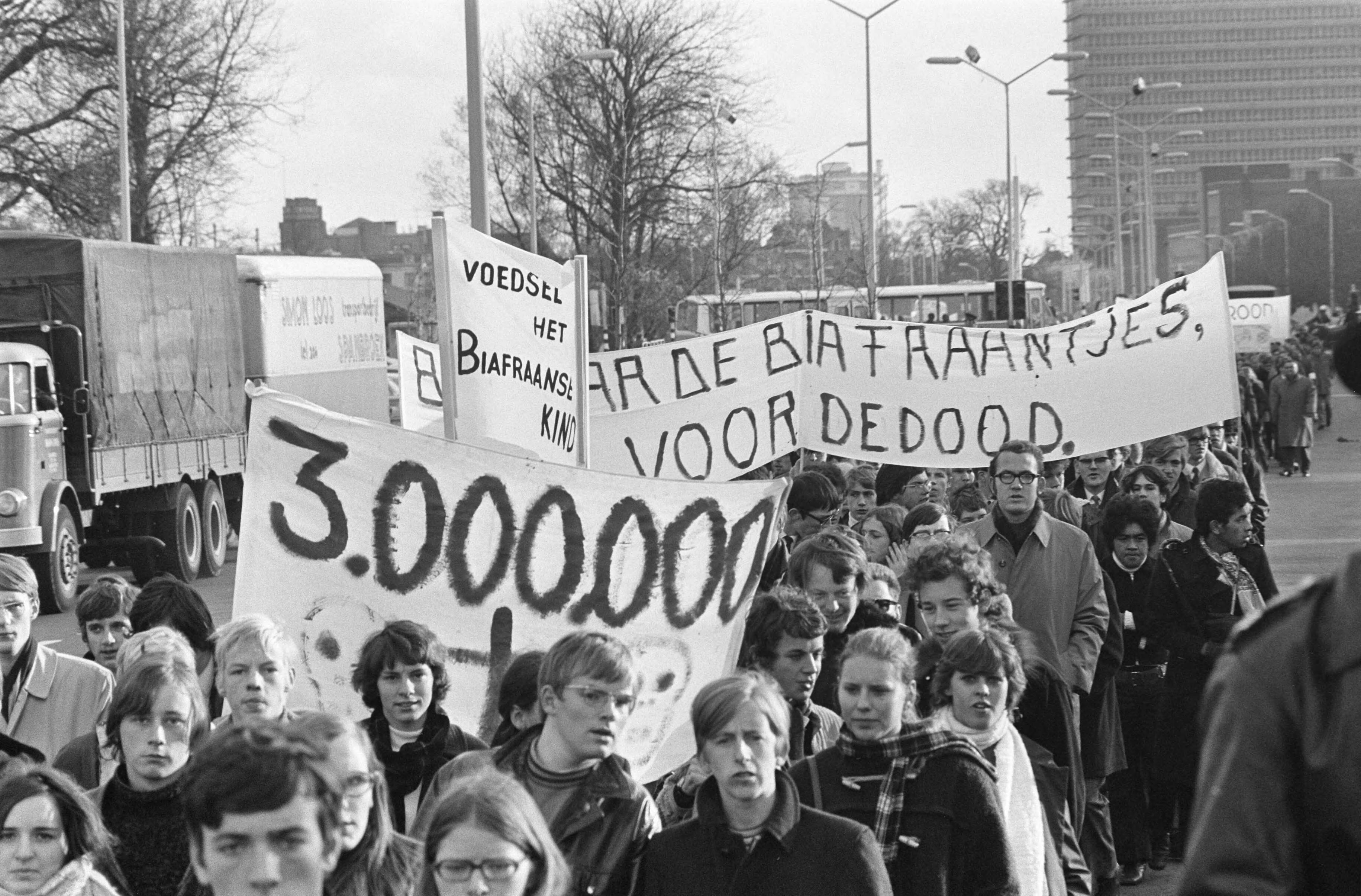 Fotocollectie Anefo — Ongeveer 10.000 kinderen van scholen uit het gehele land demonstreerden in Den Haag om de regering te herinneren aan de hongersnood in Biafra. Demonstranten met borden — Foto: Mieremet, Rob / Anefo. Licentie: Set B: Rechtenvrij / Publiek Domein. Bron: Nationaal Archief. http://hdl.handle.net/10648/ab82572c-d0b4-102d-bcf8-003048976d84