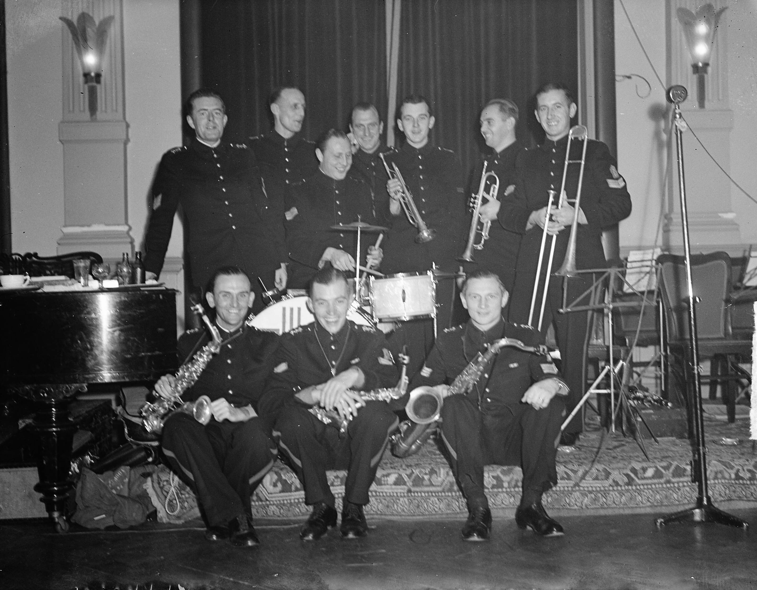 Fotocollectie Anefo — Bal adelborsten Kurhaus Scheveningen @ — Foto: Noske, J.D. / Anefo. Licentie: Set B: Rechtenvrij / Publiek Domein. Bron: Nationaal Archief. http://hdl.handle.net/10648/a8c1770c-d0b4-102d-bcf8-003048976d84