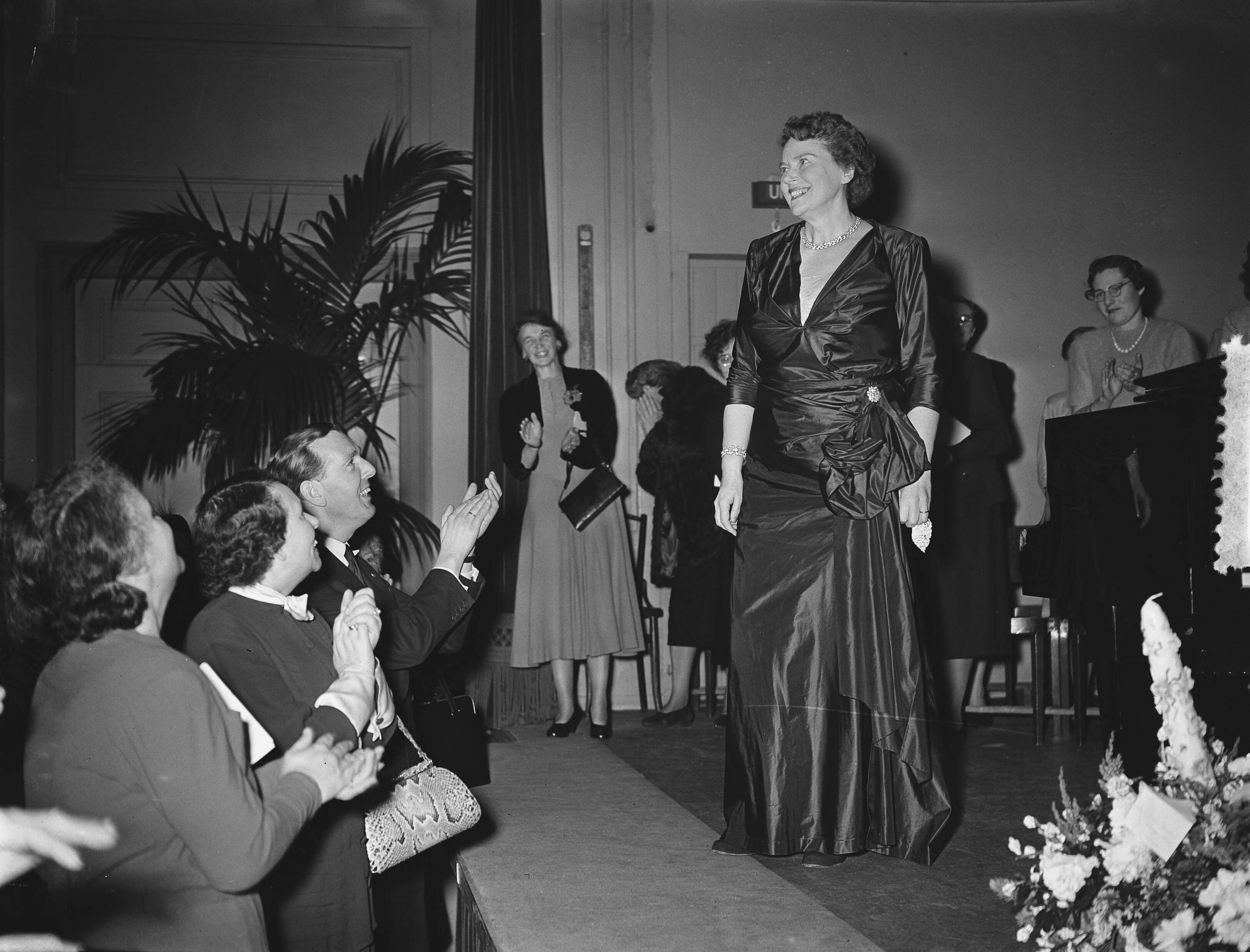 Fotocollectie Anefo — Afscheidsconcert van Jo Vincent in zaal Diligentia te Den Haag — Foto: Bilsen, Joop van / Anefo. Licentie: Set B: Rechtenvrij / Publiek Domein. Bron: Nationaal Archief. http://hdl.handle.net/10648/a91a1ba0-d0b4-102d-bcf8-003048976d84