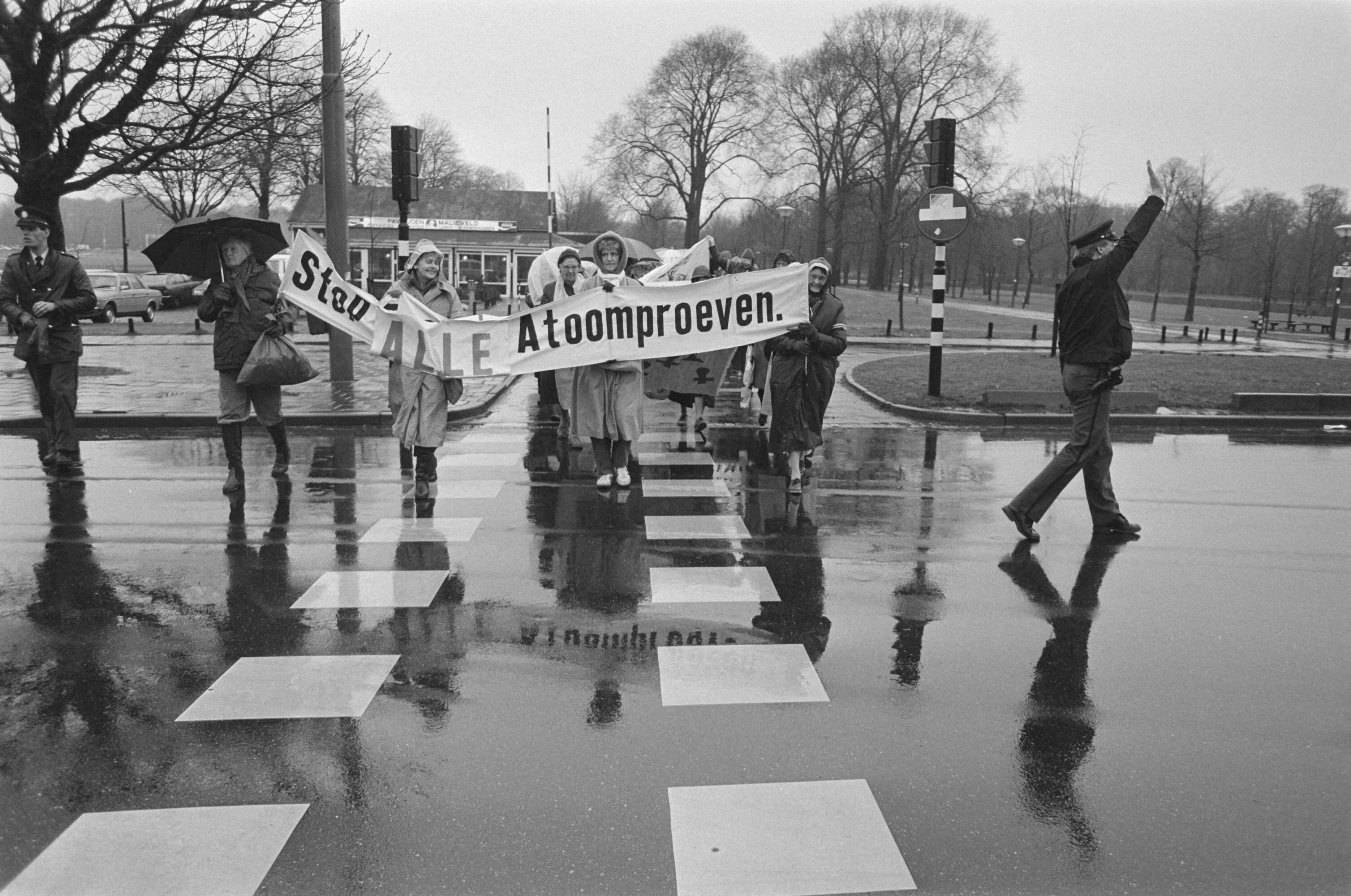 Fotocollectie Anefo — Vertegenwoordigers vrouwengroepen demonstreren in Den Haag voor afschaffing kernproeven — Foto: Croes, Rob C. / Anefo. Licentie: Set B: Rechtenvrij / Publiek Domein. Bron: Nationaal Archief. http://hdl.handle.net/10648/ad5d6dc0-d0b4-102d-bcf8-003048976d84