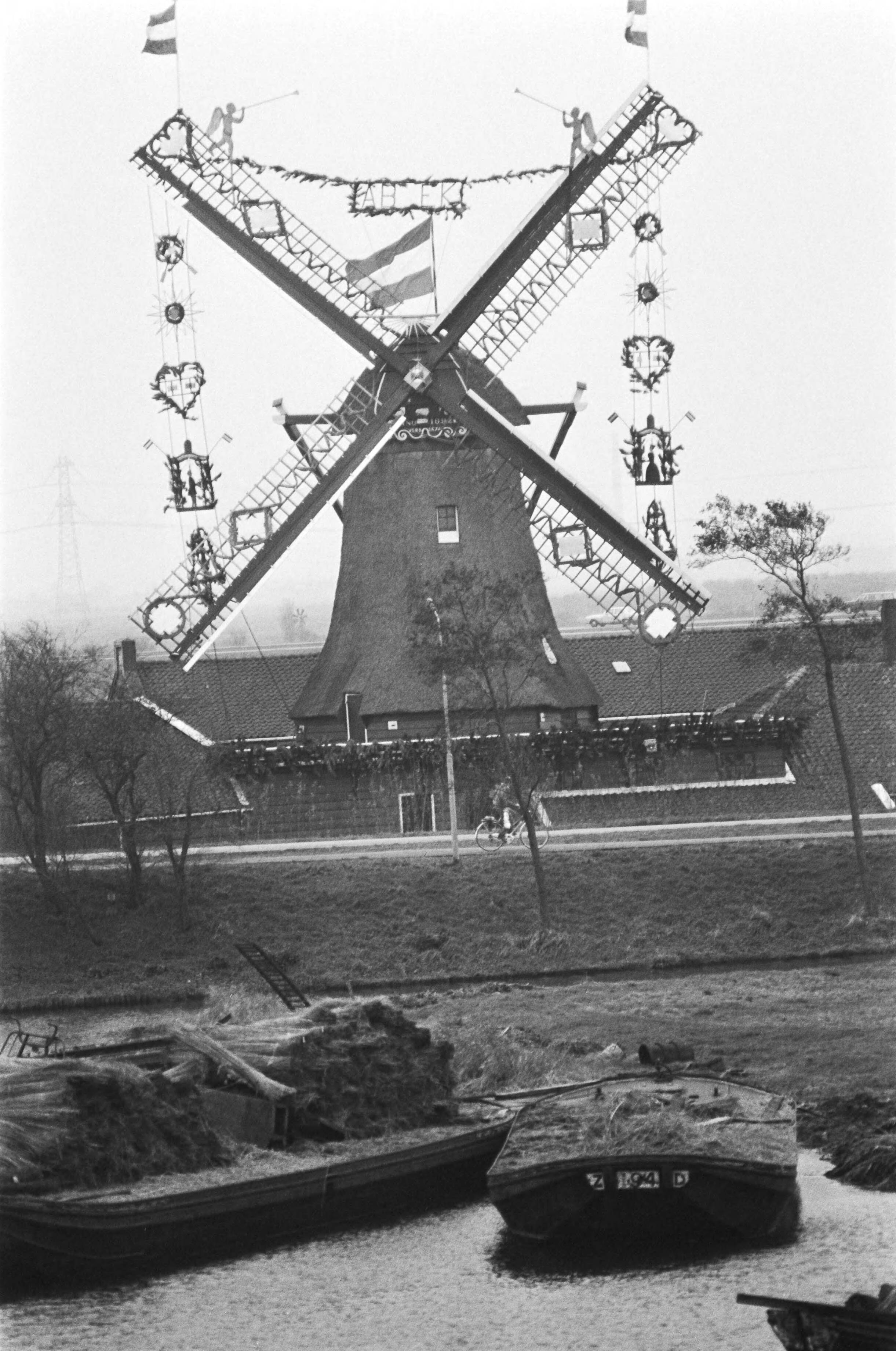 Fotocollectie Anefo — Papiermolen "De Schoolmeester" te Westzaan in feesttooi in verband met het aanstaand huwelijk van molenaar Arie Butterman — Foto: Dijk, Hans van / Anefo. Licentie: Set B: Rechtenvrij / Publiek Domein. Bron: Nationaal Archief. http://hdl.handle.net/10648/ad091090-d0b4-102d-bcf8-003048976d84