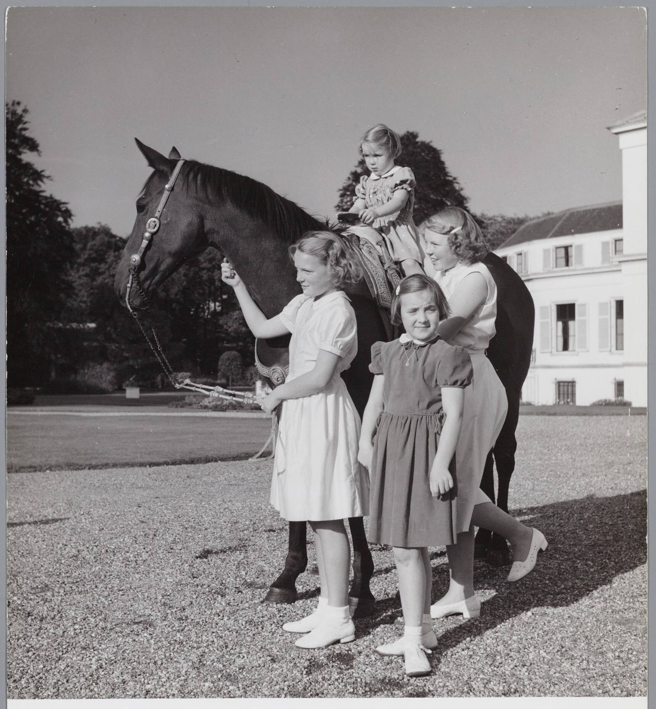 Fotocollectie RVD / Koninklijk Huis — De prinsessen Beatrix, Irene, Margriet en Marijke met paard in de tuin van Paleis Soestdijk — Foto: Onbekend / RVD. Licentie: Set B: Rechtenvrij / Publiek Domein. Bron: Nationaal Archief. http://hdl.handle.net/10648/afb06a50-d0b4-102d-bcf8-003048976d84
