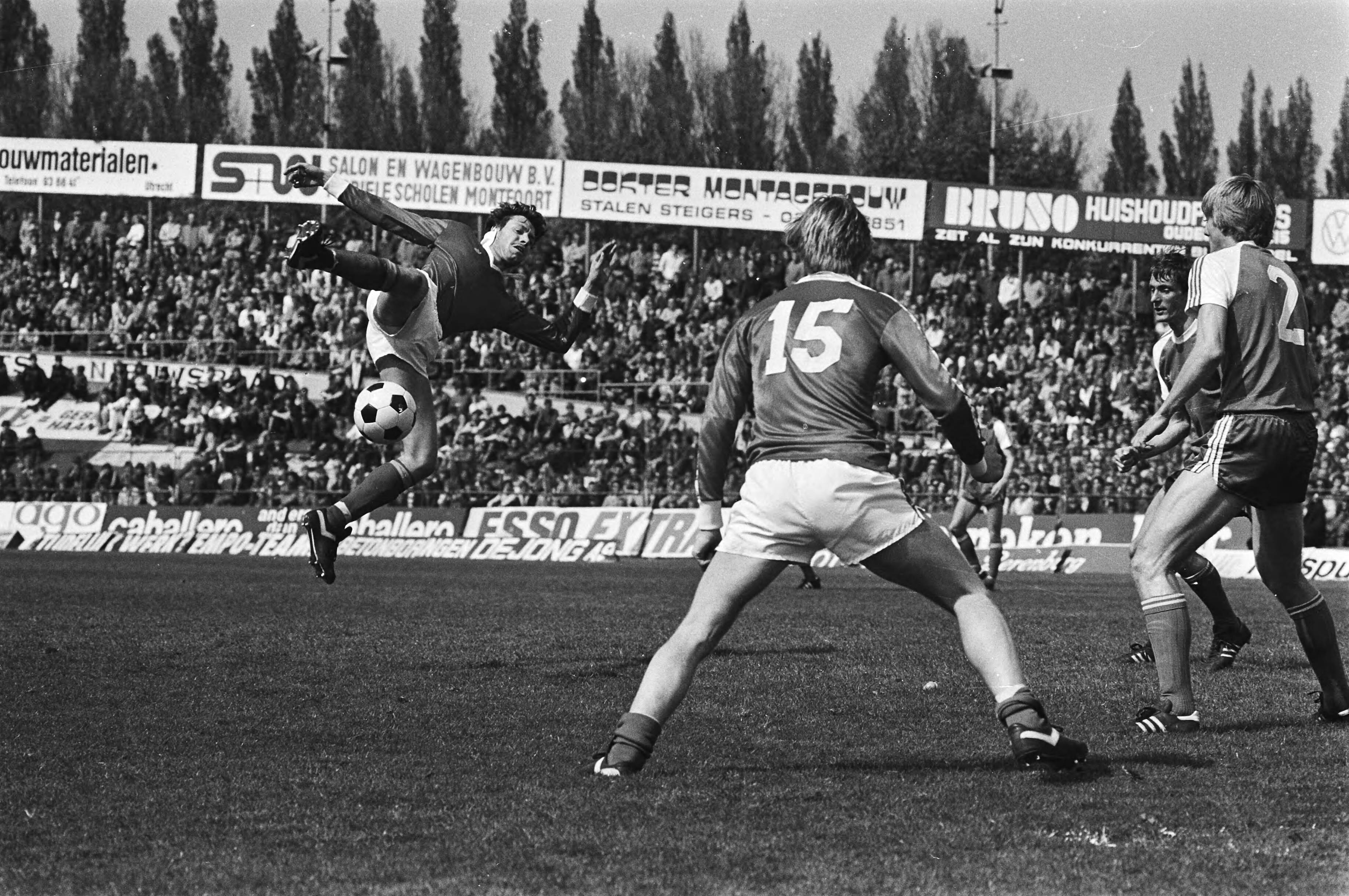 Fotocollectie Anefo — Laatste wedstrijd in stadion Galgenwaard in Utrecht, FC Utrecht tegen PSV, De Kruyk van Utrecht met de bal, nr. 15 van Utrecht, Carbo kijkt toe — Foto: Dijk, Hans van / Anefo. Licentie: Set B: Rechtenvrij / Publiek Domein. Bron: Nationaal Archief. http://hdl.handle.net/10648/acf9cd42-d0b4-102d-bcf8-003048976d84