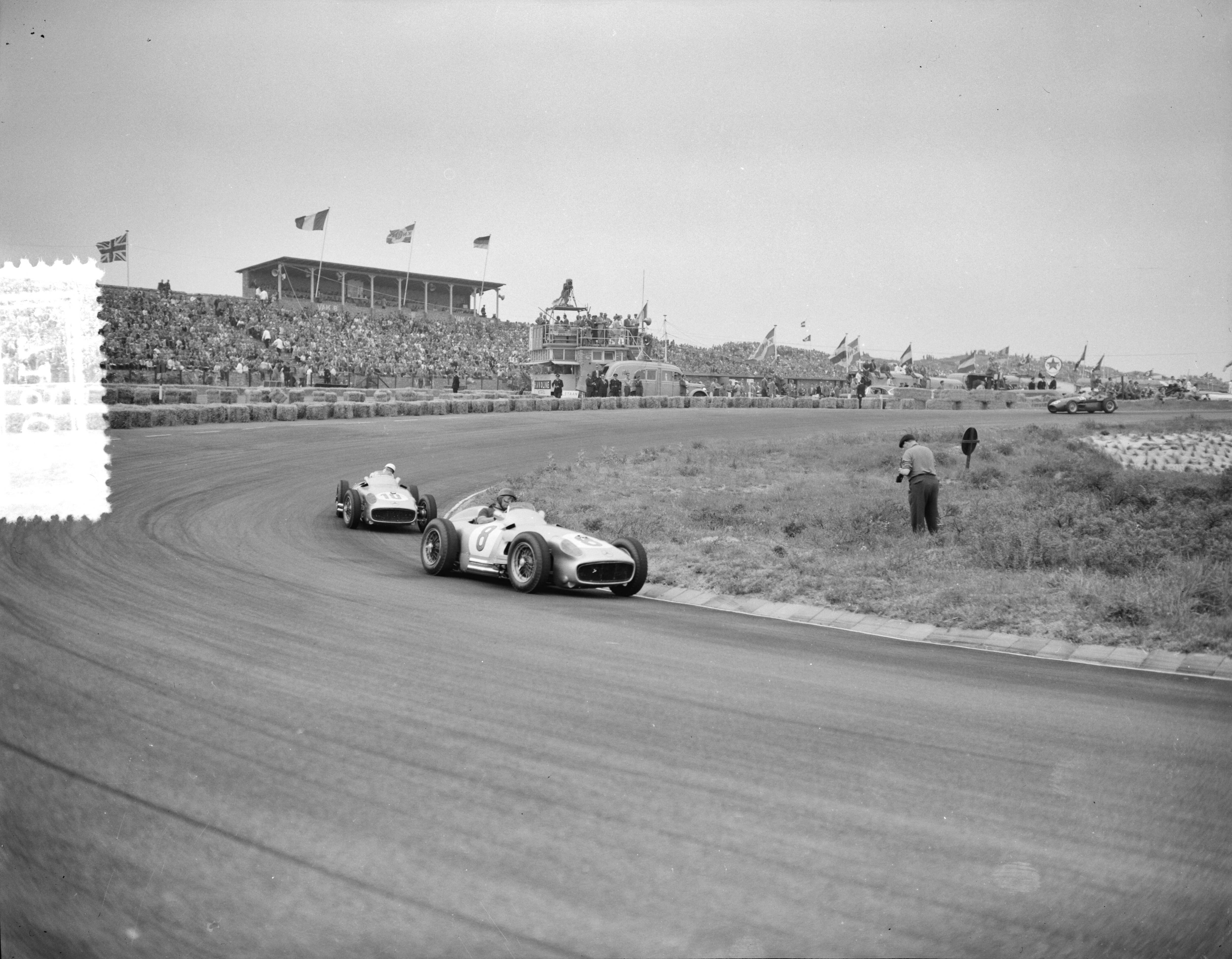 Fotocollectie Anefo — Grote Prijs van Nederland op het circuit van Zandvoort. Vooraan Juan Manuel Fangio in Mercedes (de latere winnaar), daarachter zijn teamcollega Stirling Moss (2e) — Foto: Pot, Harry / Anefo. Licentie: Set B: Rechtenvrij / Publiek Domein. Bron: Nationaal Archief. http://hdl.handle.net/10648/a936e384-d0b4-102d-bcf8-003048976d84