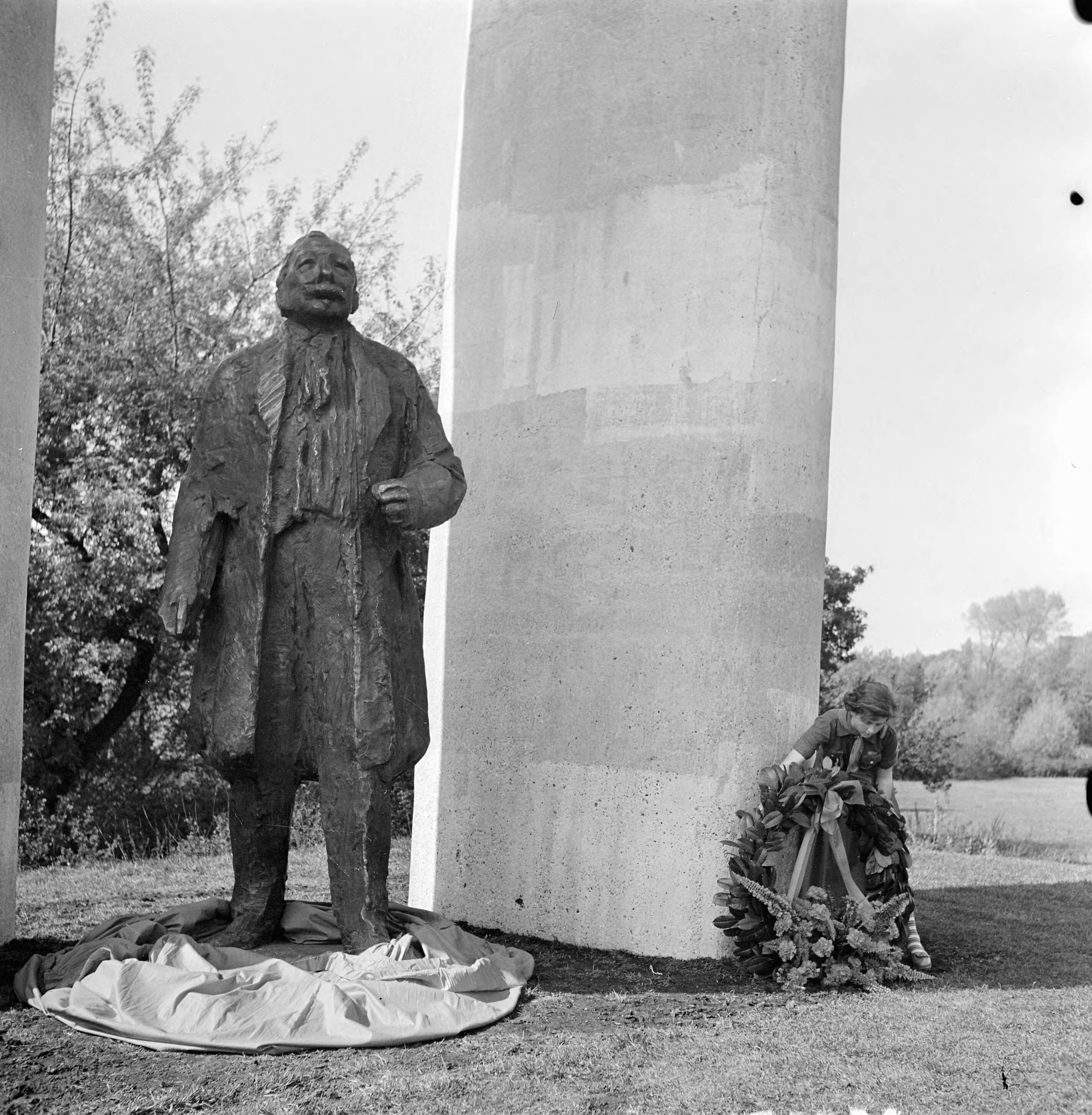 Fotocollectie Anefo — Onthulling monument Troelstra in het Wesbroekpark te Den Haag — Foto: Noske, J.D. / Anefo. Licentie: Set B: Rechtenvrij / Publiek Domein. Bron: Nationaal Archief. http://hdl.handle.net/10648/a90bfa0c-d0b4-102d-bcf8-003048976d84