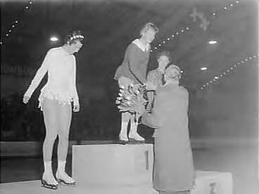 Fotocollectie Anefo — Nationale kampioenschappen kunstrijden op de schaats op de Hokij te Den Haag, uitreiken van de prijzen [vlnr. Joan Haanappel, Sjoukje Dijkstra en Jeanine Ferrier] — Foto: Rossem, Wim van / Anefo. Licentie: Set B: Rechtenvrij / Publiek Domein. Bron: Nationaal Archief. http://hdl.handle.net/10648/a98fb1a8-d0b4-102d-bcf8-003048976d84