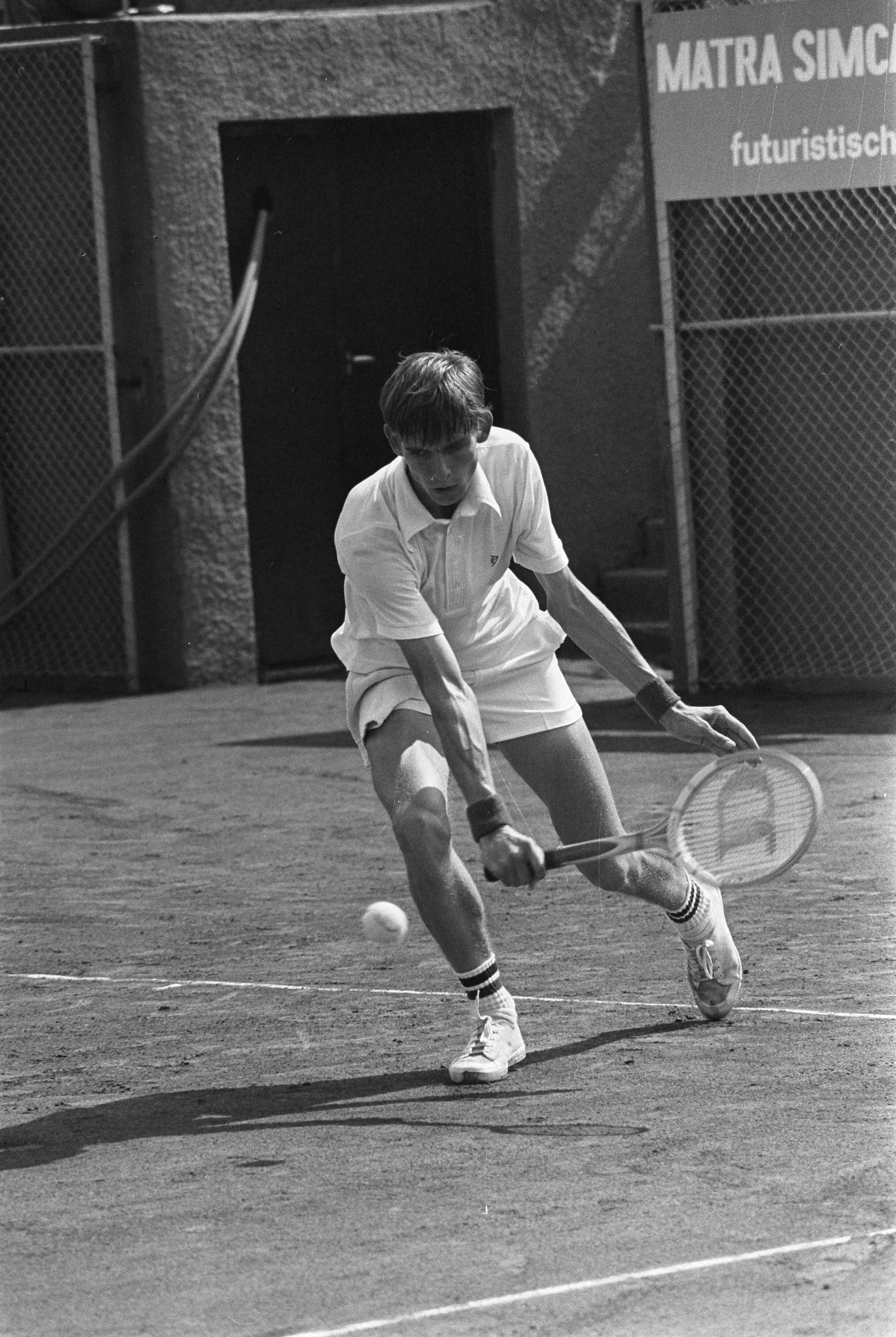 Nationale tenniskampioenschappen op de METS-tennisbanen 1975 — Sanders in actie — Foto: Verhoeff, Bert / Anefo. Licentie: Set B: Rechtenvrij / Publiek Domein. Bron: Nationaal Archief. http://hdl.handle.net/10648/ac6f7c46-d0b4-102d-bcf8-003048976d84