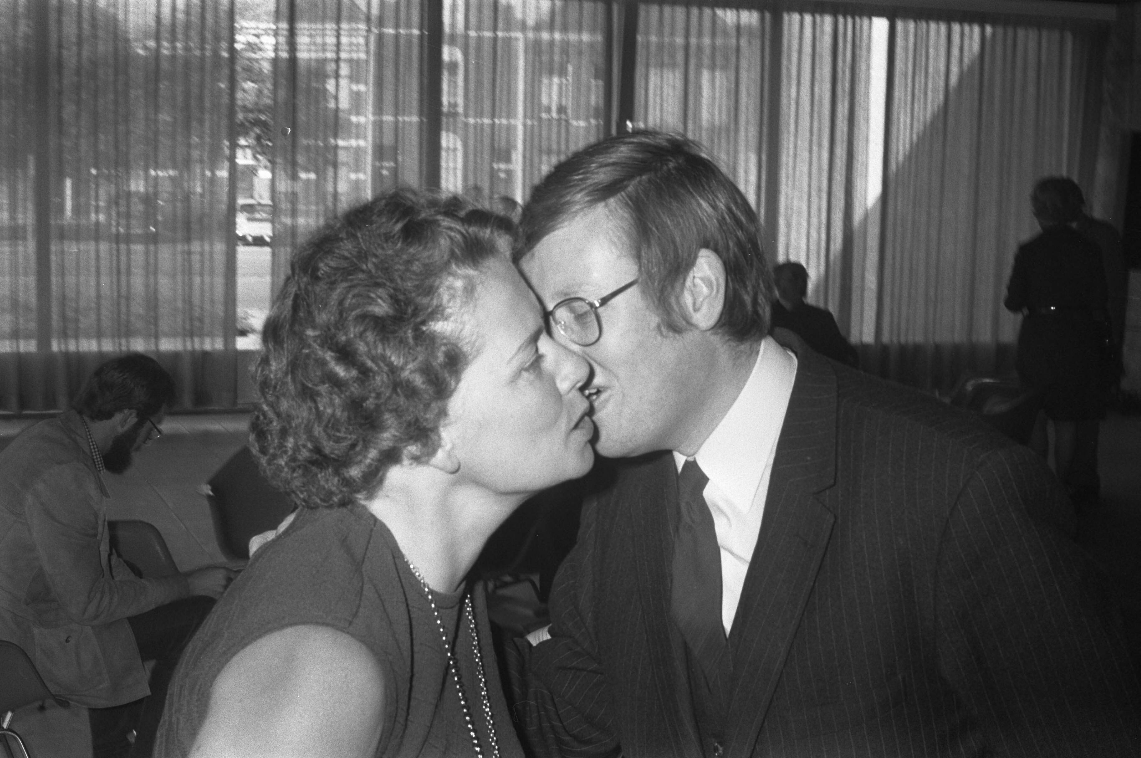 Fotocollectie Anefo — VVD-hoofdbestuur bijeen in Breda om lijsttrekker te kiezen Wiegel krijgt kus van mevrouw Van Someren Downer — Foto: Verhoeff, Bert / Anefo. Licentie: Set B: Rechtenvrij / Publiek Domein. Bron: Nationaal Archief. http://hdl.handle.net/10648/abf6fbe0-d0b4-102d-bcf8-003048976d84