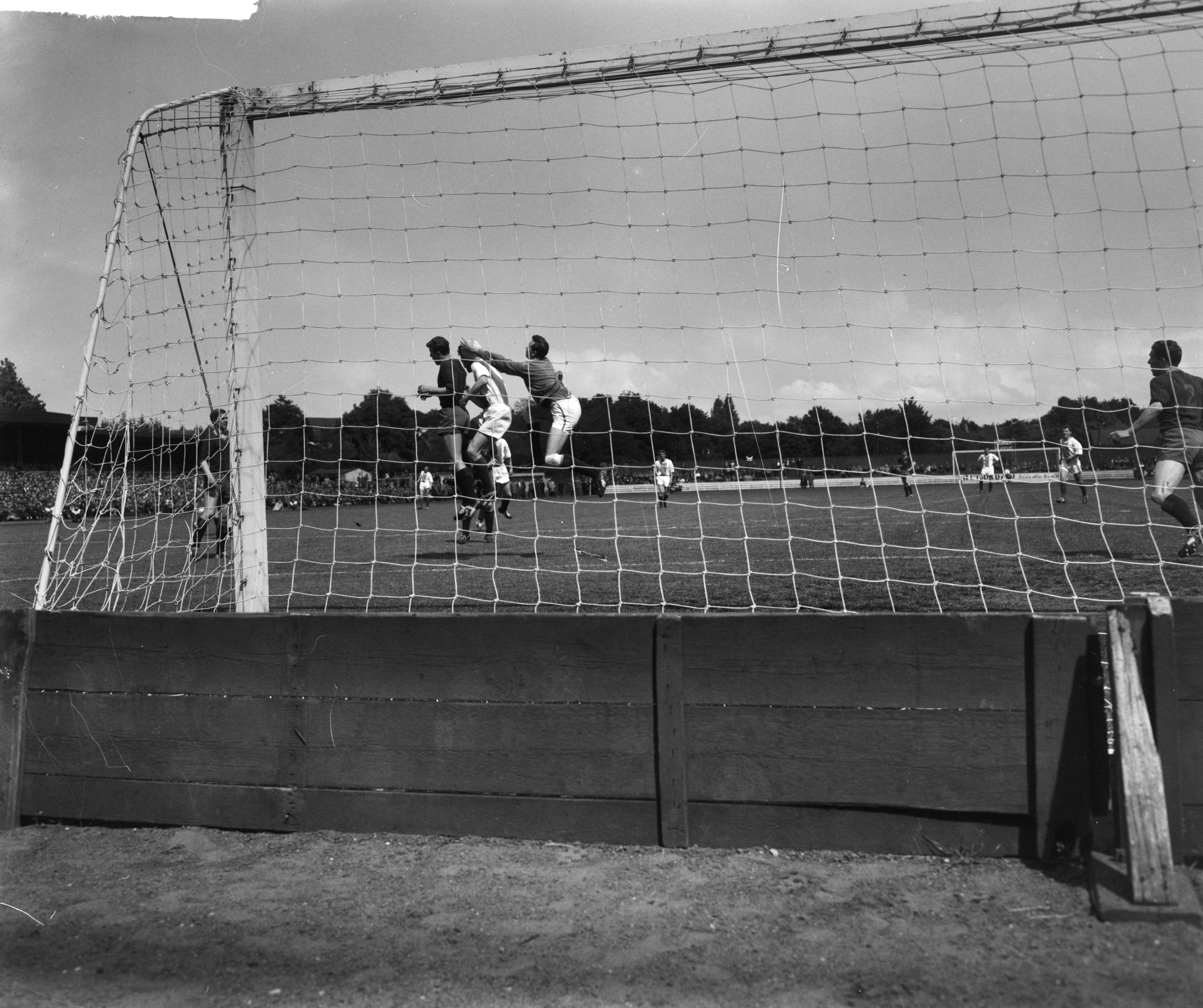 Fotocollectie Anefo — Voetbal. Hilversum tegen Haarlem 2-1. Spelmoment — Foto: Lindeboom, Henk / Anefo. Licentie: Set B: Rechtenvrij / Publiek Domein. Bron: Nationaal Archief. http://hdl.handle.net/10648/a9d68146-d0b4-102d-bcf8-003048976d84