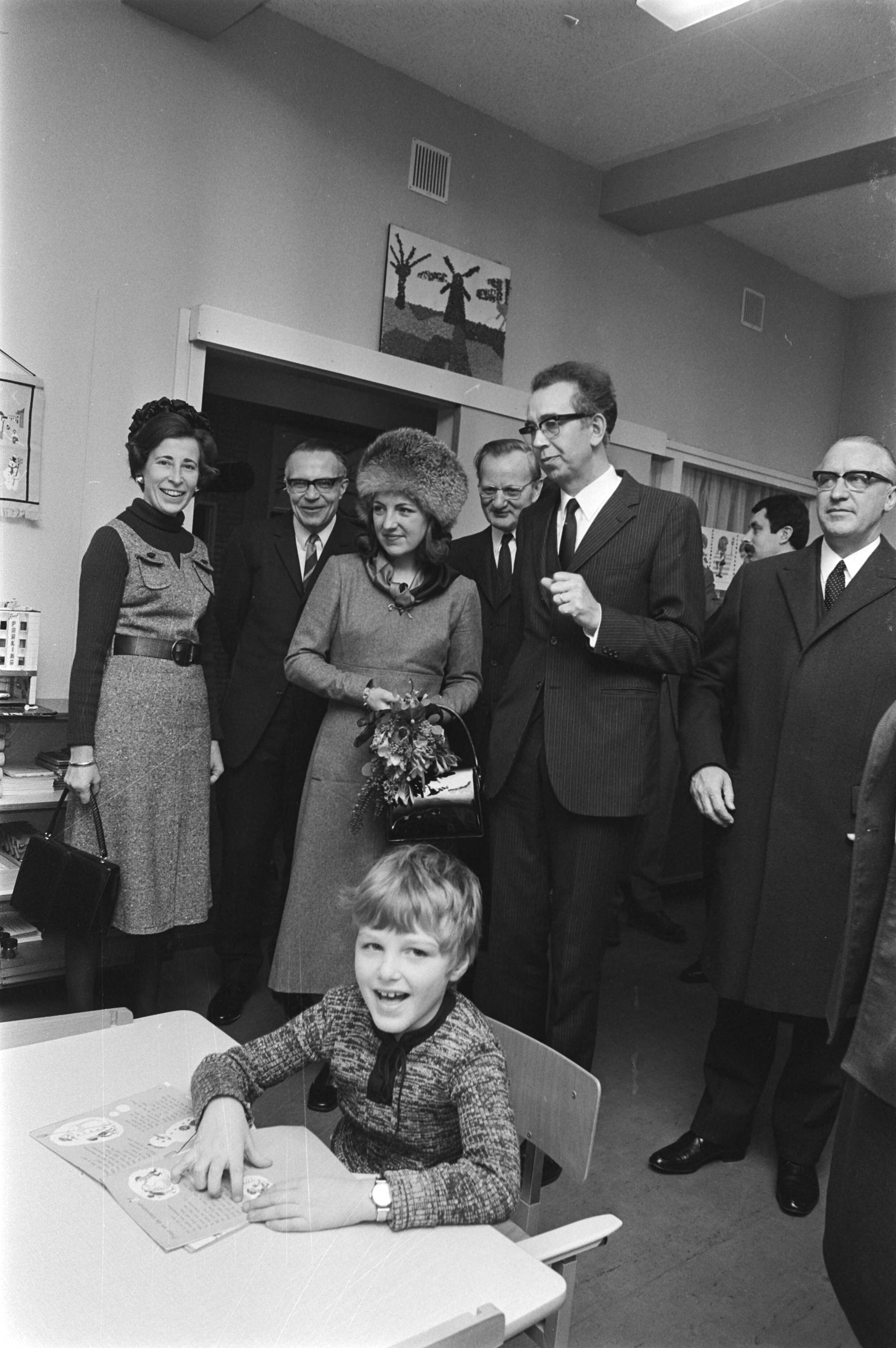 Fotocollectie Anefo — Prinses Margriet opent revalidatiecentrum "Brabantpark" Mytylschool in Breda; Prinses Margriet in klas — Foto: Evers, Joost / Anefo. Licentie: Set B: Rechtenvrij / Publiek Domein. Bron: Nationaal Archief. http://hdl.handle.net/10648/abb11a6c-d0b4-102d-bcf8-003048976d84