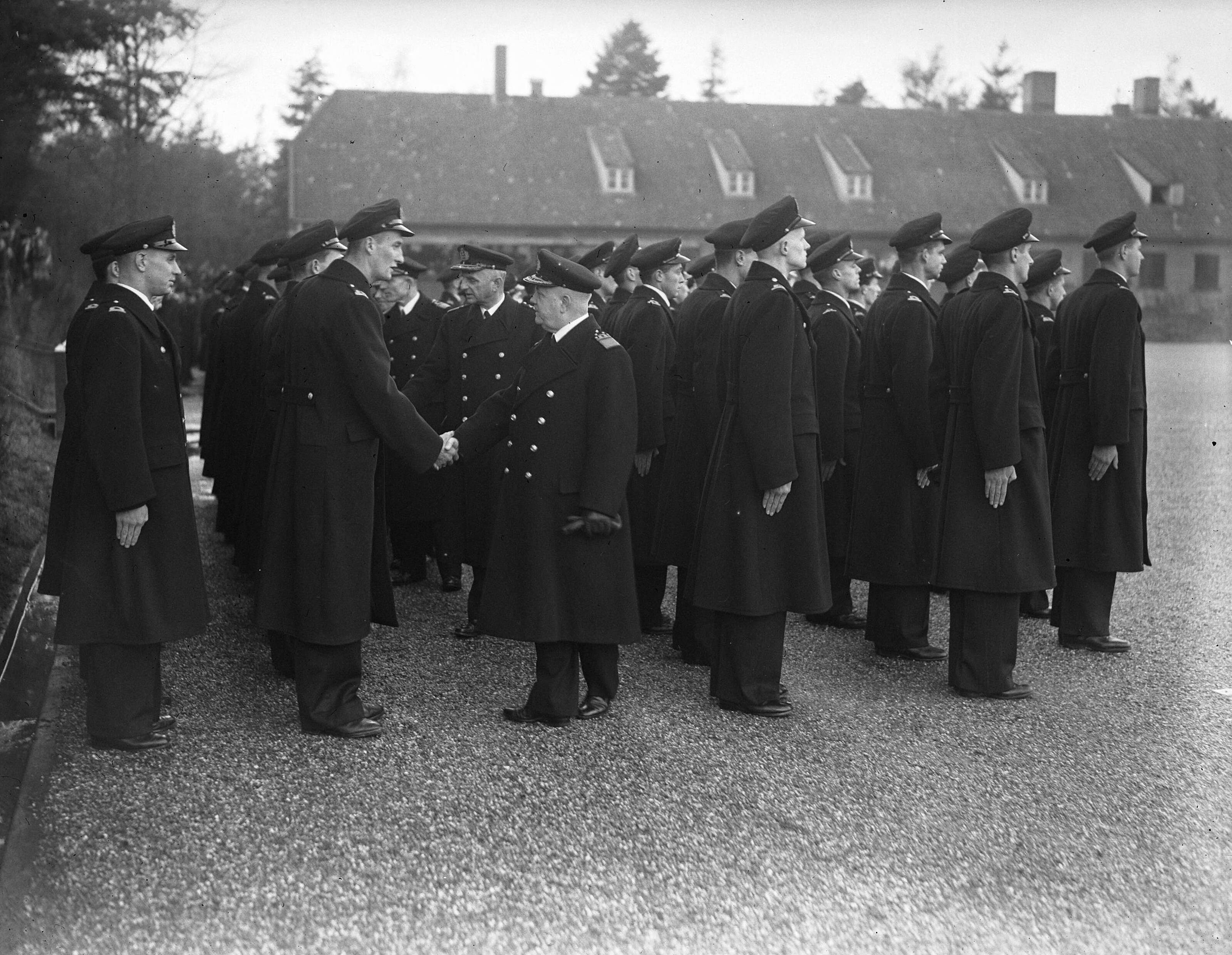 Beëdiging 100 adelborsten MOC te Zeist — Admiraal Helfrich feliciteert de adelborsten — Foto: Noske, J.D. / Anefo. Licentie: Set B: Rechtenvrij / Publiek Domein. Bron: Nationaal Archief. http://hdl.handle.net/10648/a8b1834c-d0b4-102d-bcf8-003048976d84