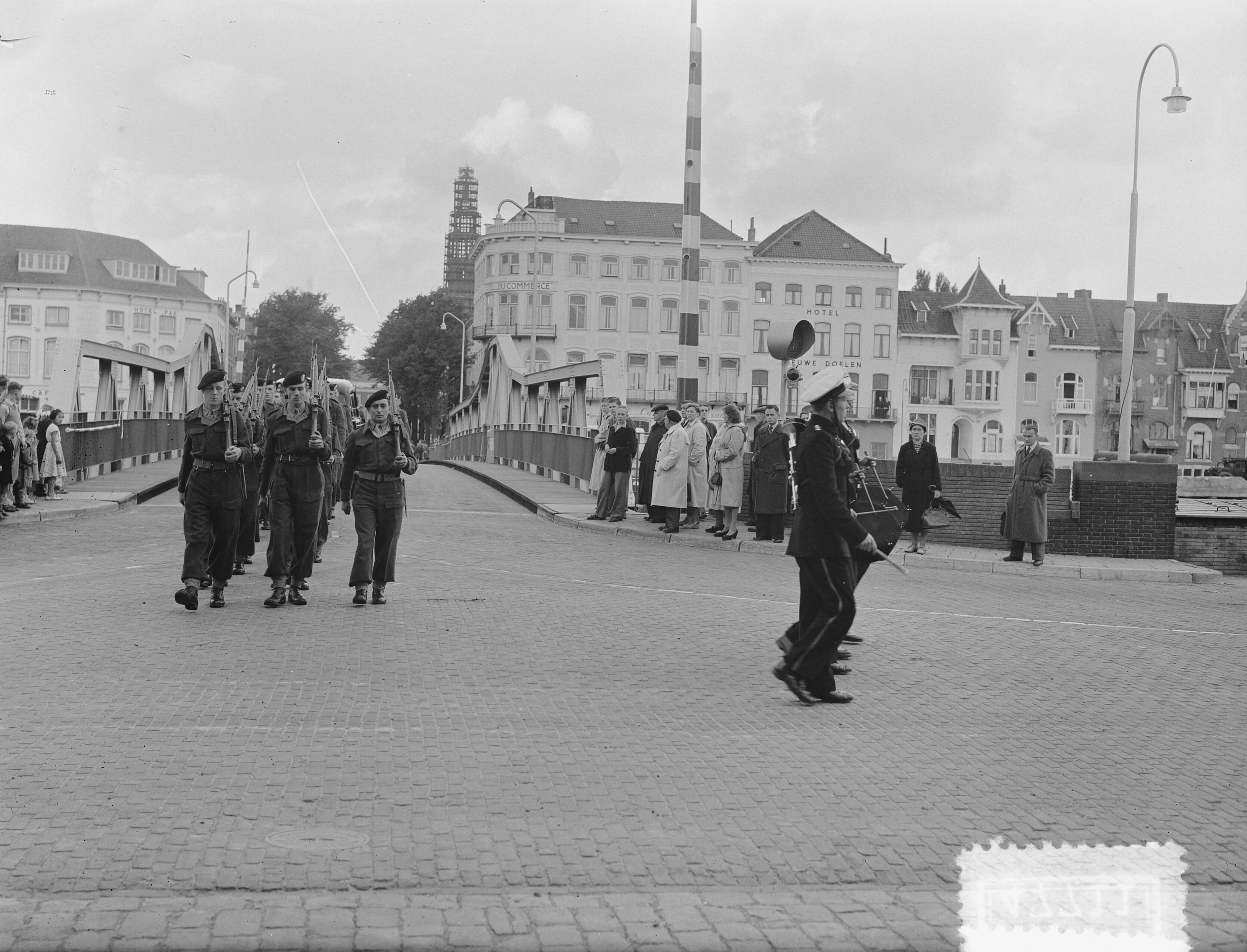 Marine begrafenis Adriaanse te Middelburg — Foto: Pot, Harry / Anefo. — Licentie: Set B: Rechtenvrij / Publiek Domein. Bron: Nationaal Archief. http://hdl.handle.net/10648/a8efaa5a-d0b4-102d-bcf8-003048976d84