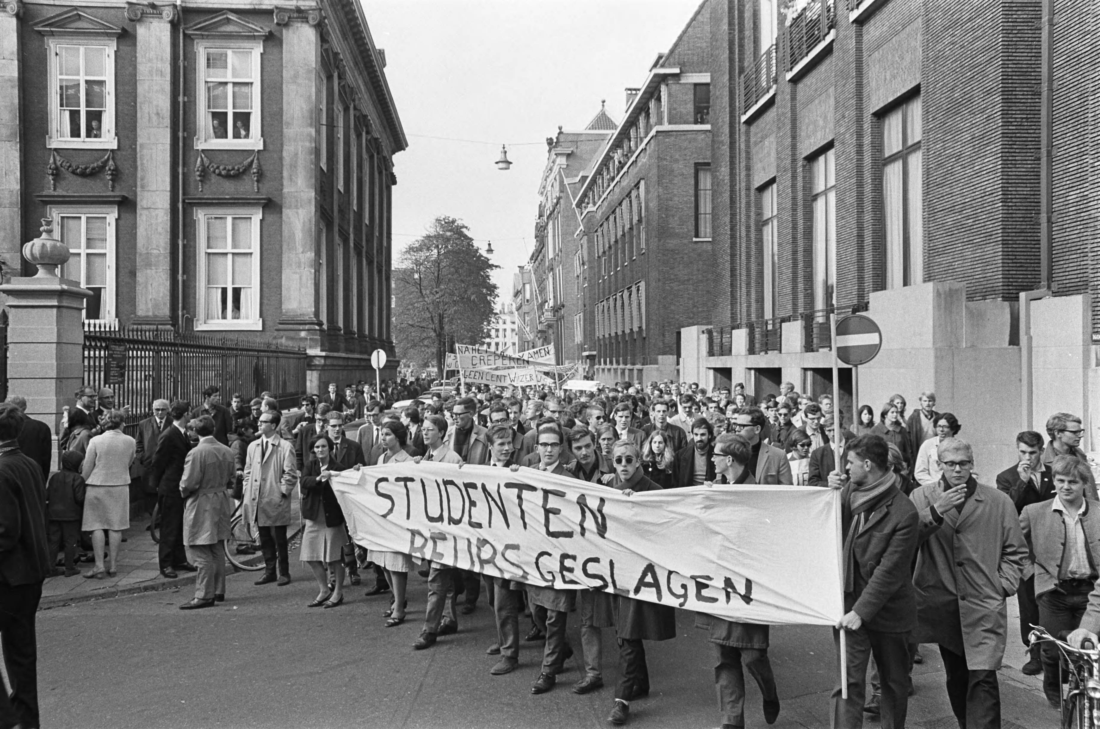 Studentendemonstratie inzake studietoelage, optocht van Amsterdam naar Den Haag — Betogende studenten lopen met spandoeken met het opschrift: "Studenten Beurs Geslagen" — Foto: Fotograaf Onbekend / Anefo. Licentie: Set B: Rechtenvrij / Publiek Domein. Bron: Nationaal Archief. http://hdl.handle.net/10648/aafe621e-d0b4-102d-bcf8-003048976d84