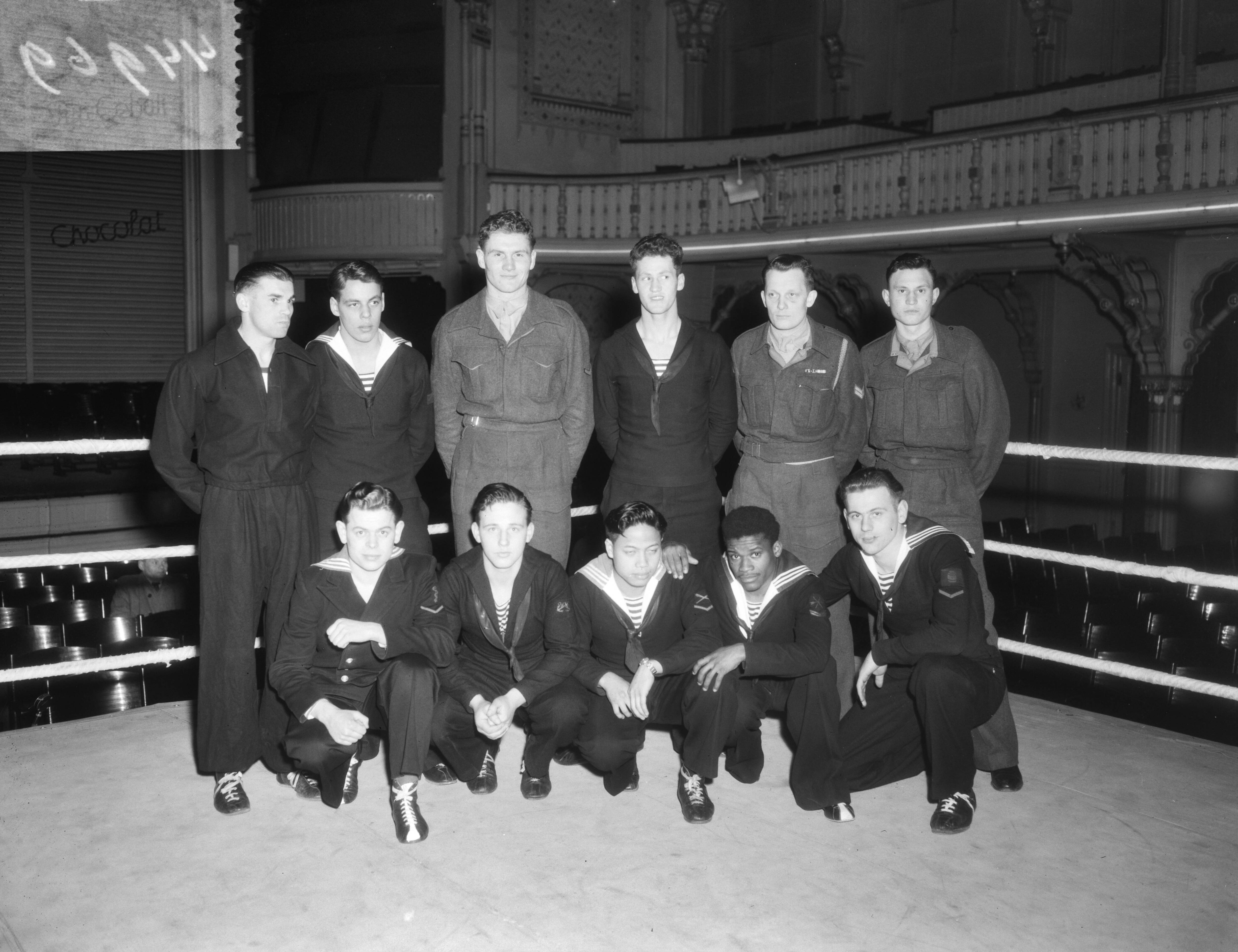 Boksavond van de Marine te Den Haag — Boksavond van de Marine te Den Haag [deelnemers poseren in de ring] — Foto: Duinen, G.W. van / Anefo. Licentie: Set B: Rechtenvrij / Publiek Domein. Bron: Nationaal Archief. http://hdl.handle.net/10648/a8e7ff1c-d0b4-102d-bcf8-003048976d84