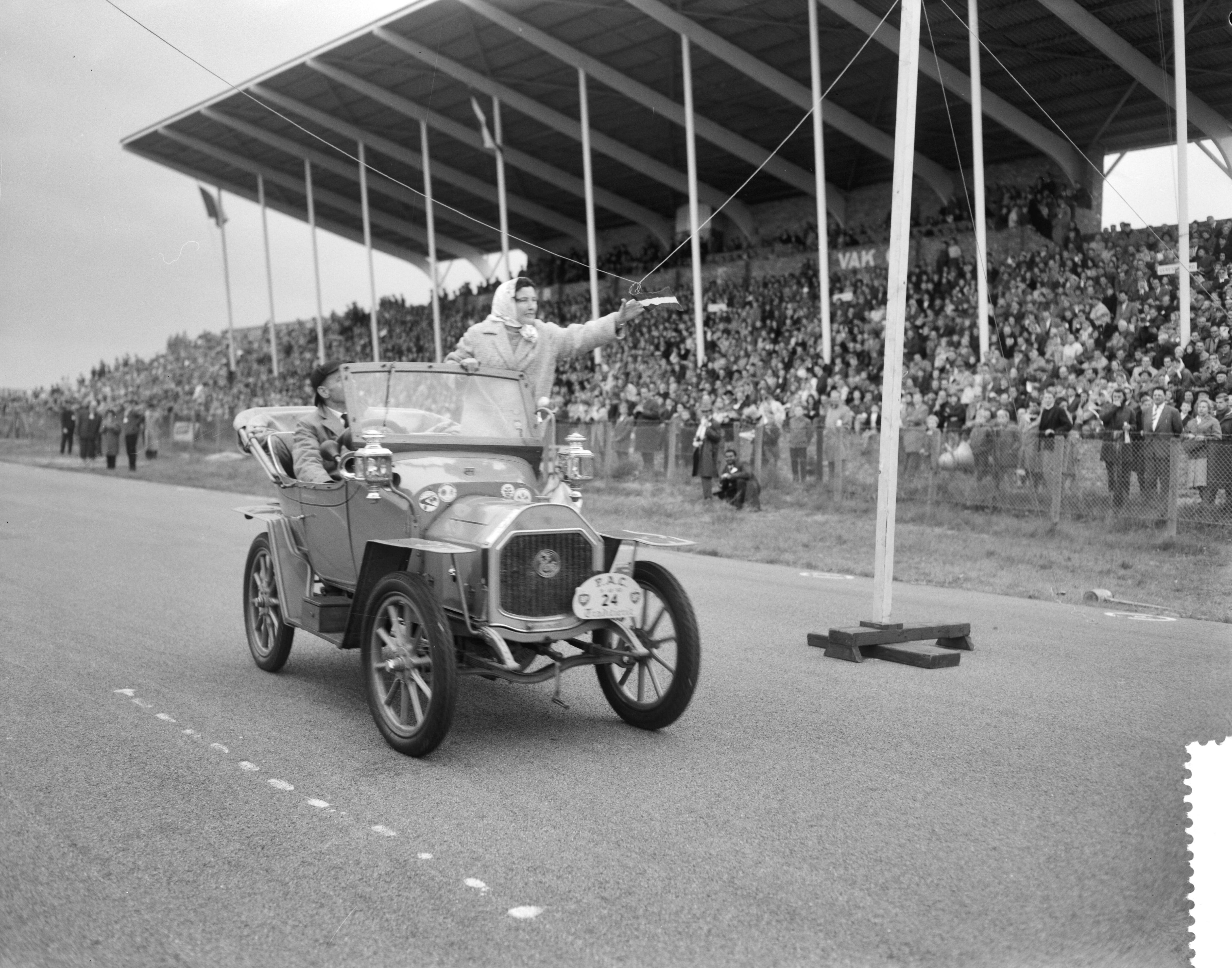 Fotocollectie Anefo — Vijfde traditierit van de Pionier Automobielen Club (P.A.C.) — Foto: Bilsen, Joop van / Anefo. Licentie: Set B: Rechtenvrij / Publiek Domein. Bron: Nationaal Archief. http://hdl.handle.net/10648/a9bb5d12-d0b4-102d-bcf8-003048976d84