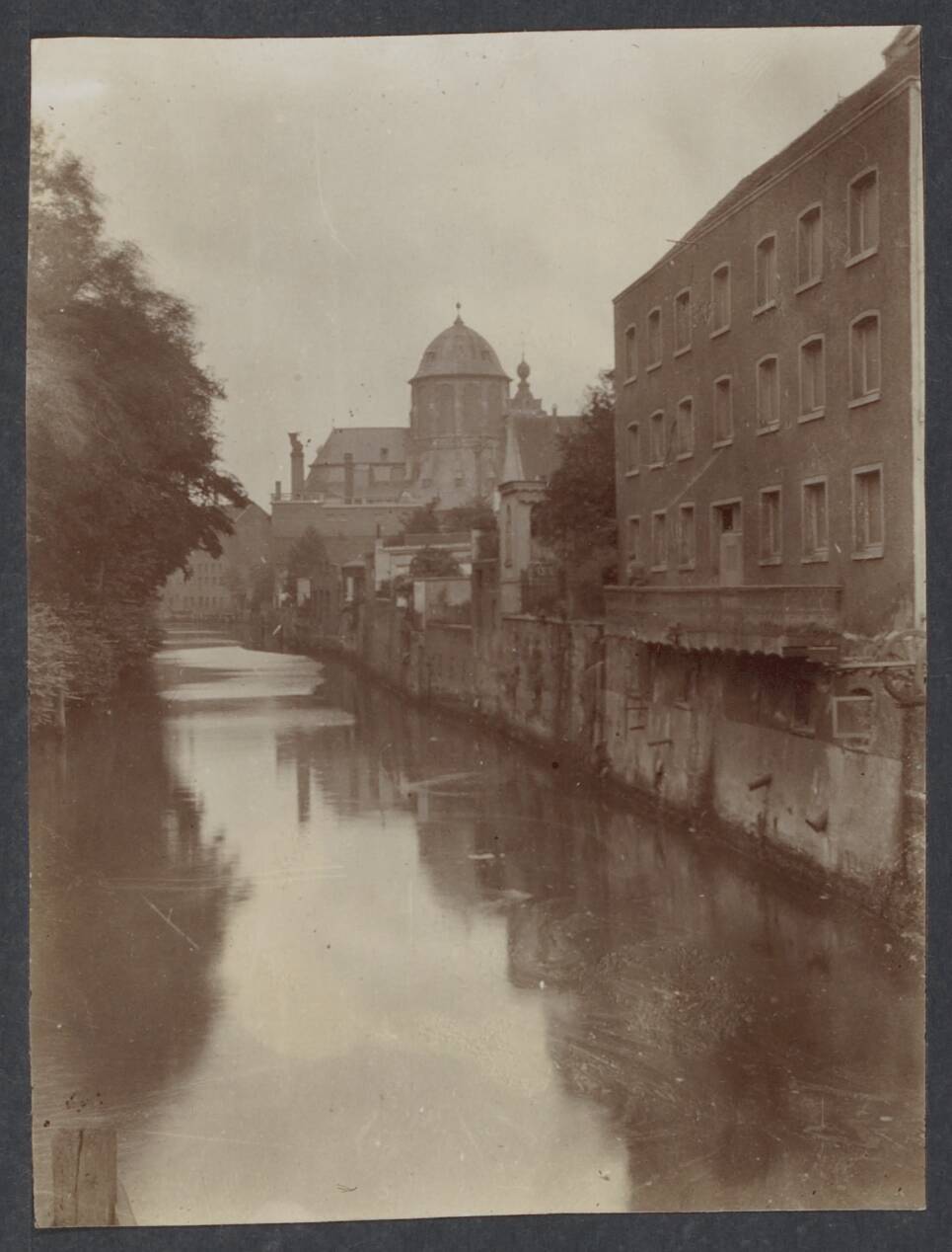 Mechelen — Mechelen. De Dijle met de kerk van O.L.Vrouw-van Hanswijkkerk — Foto: Onbekend / Publiek Domein of Rechtenvrij. Licentie: Set B: Rechtenvrij / Publiek Domein. Bron: Nationaal Archief. http://hdl.handle.net/10648/d94d2ca5-9eed-9a78-2439-95b741bd5e7f