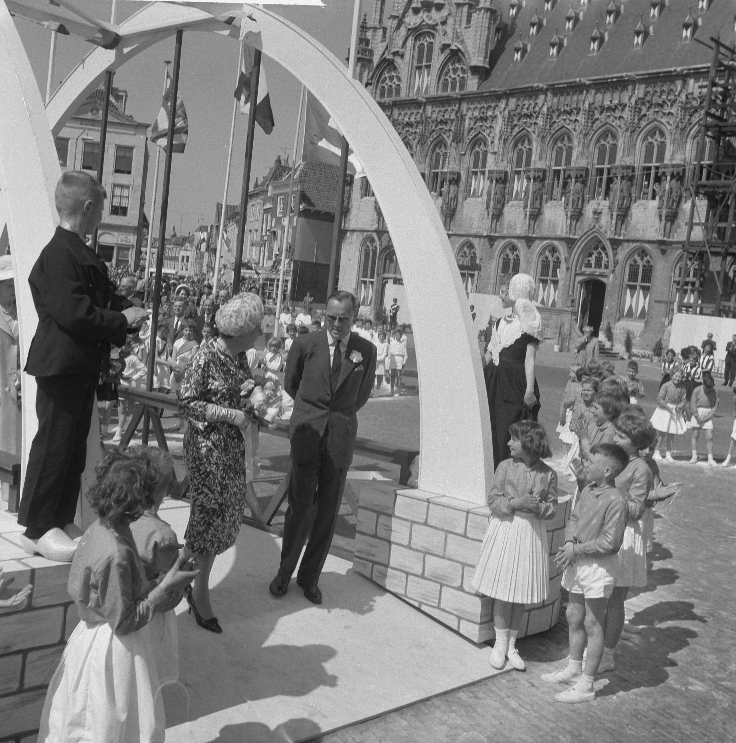 Koninklijk bezoek aan Zeeland (1962) — Koninklijke bezoek aan Middelburg — Foto: Nijs, Jac. de / Anefo. Licentie: Set B: Rechtenvrij / Publiek Domein. Bron: Nationaal Archief. http://hdl.handle.net/10648/aa074db2-d0b4-102d-bcf8-003048976d84
