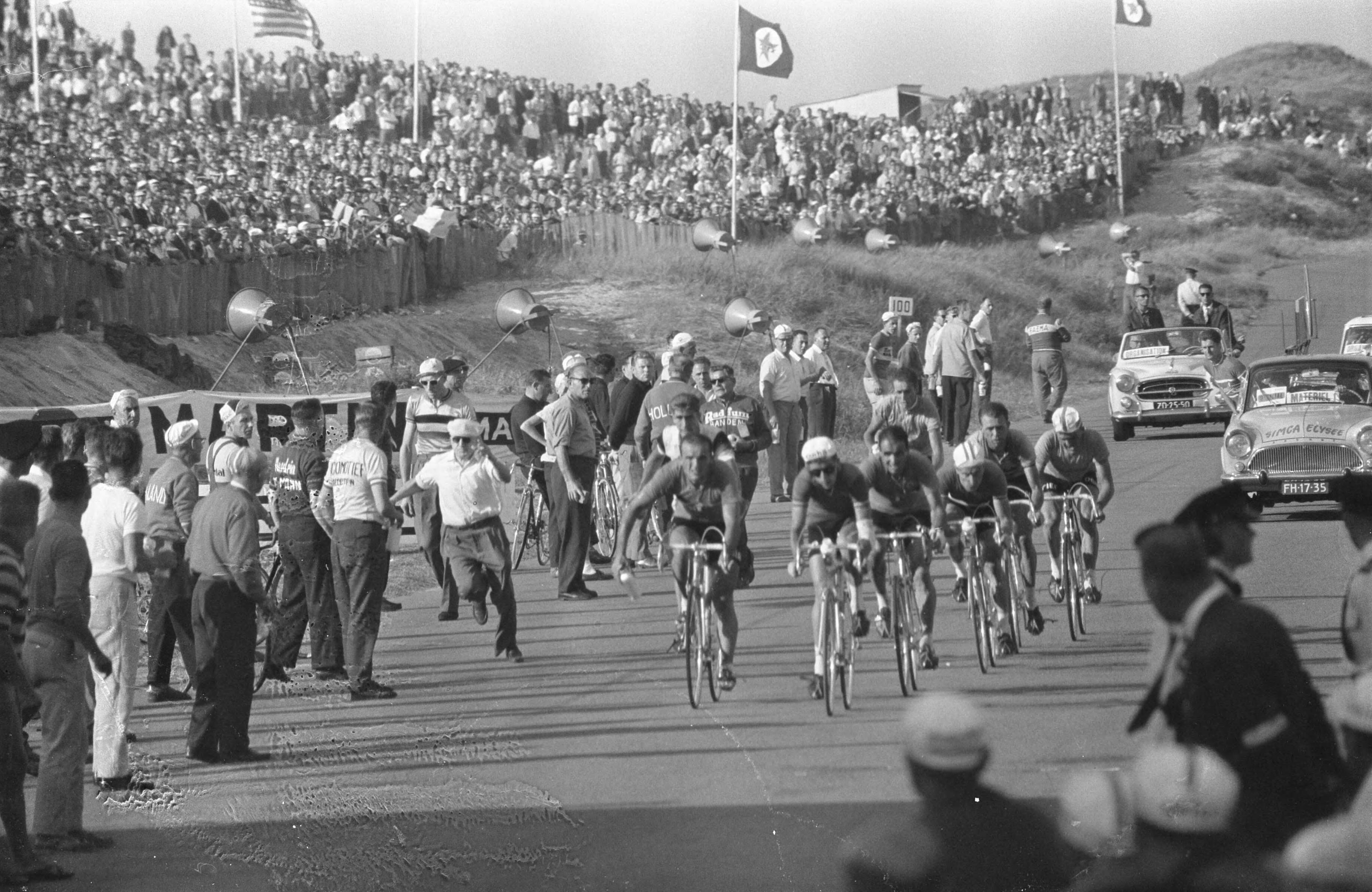 Fotocollectie Anefo — Wereldkampioenschappen wielrennen voor profs op de weg in Zandvoort. Renners op het circuit — Foto: Rossem, Wim van / Anefo. Licentie: Set B: Rechtenvrij / Publiek Domein. Bron: Nationaal Archief. http://hdl.handle.net/10648/a99b47fc-d0b4-102d-bcf8-003048976d84