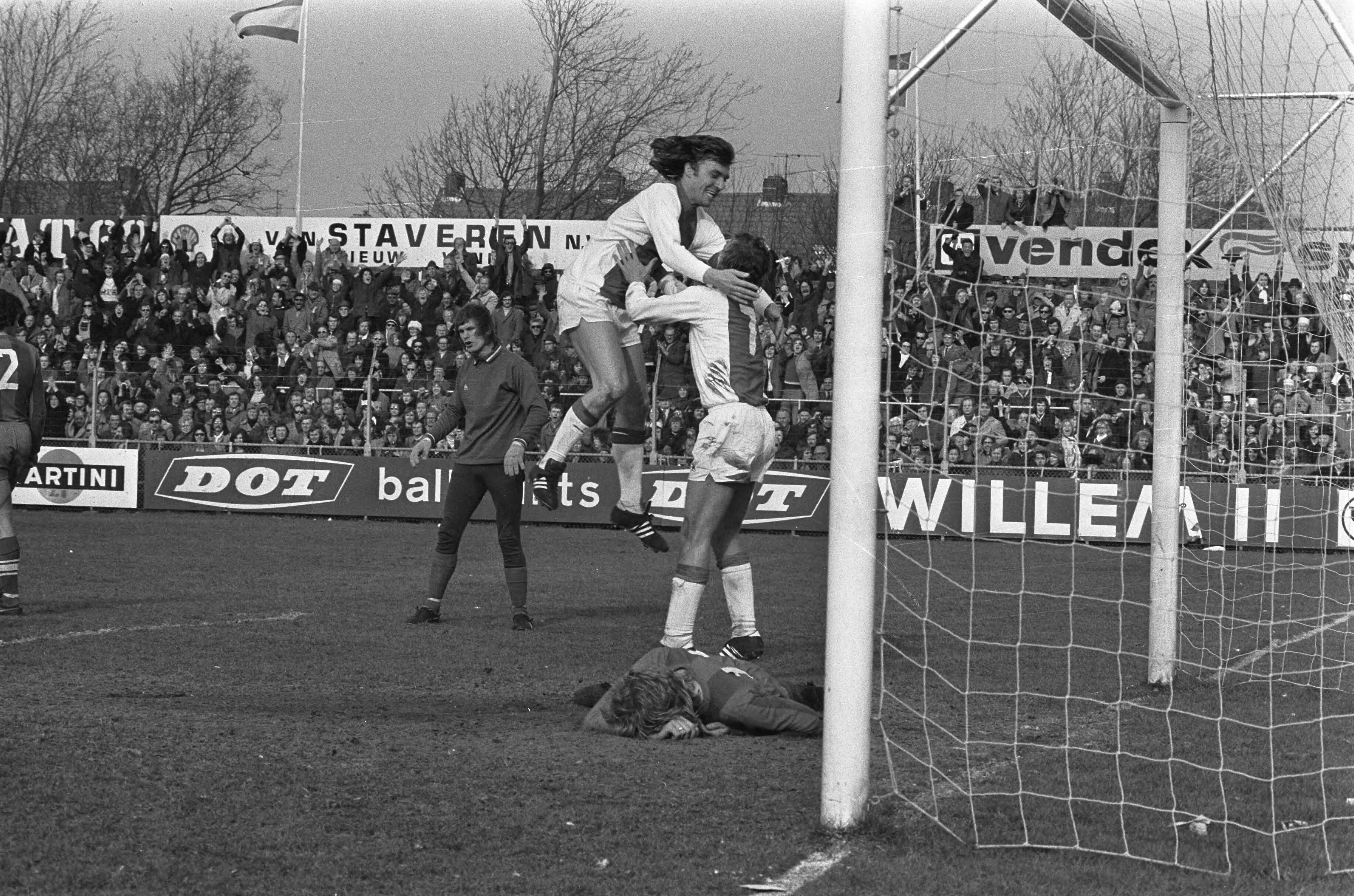 Haarlem tegen AjaxL: 0-1 — Neeskens heeft gescoord en vangt een juichende Krol op in zijn armen, op de grond een Haarlem-speler. In de achtergron Haarlem keeper Henk Lelieveld — Foto: Fotograaf Onbekend / Anefo. Licentie: Set B: Rechtenvrij / Publiek Domein. Bron: Nationaal Archief. http://hdl.handle.net/10648/ac457bee-d0b4-102d-bcf8-003048976d84