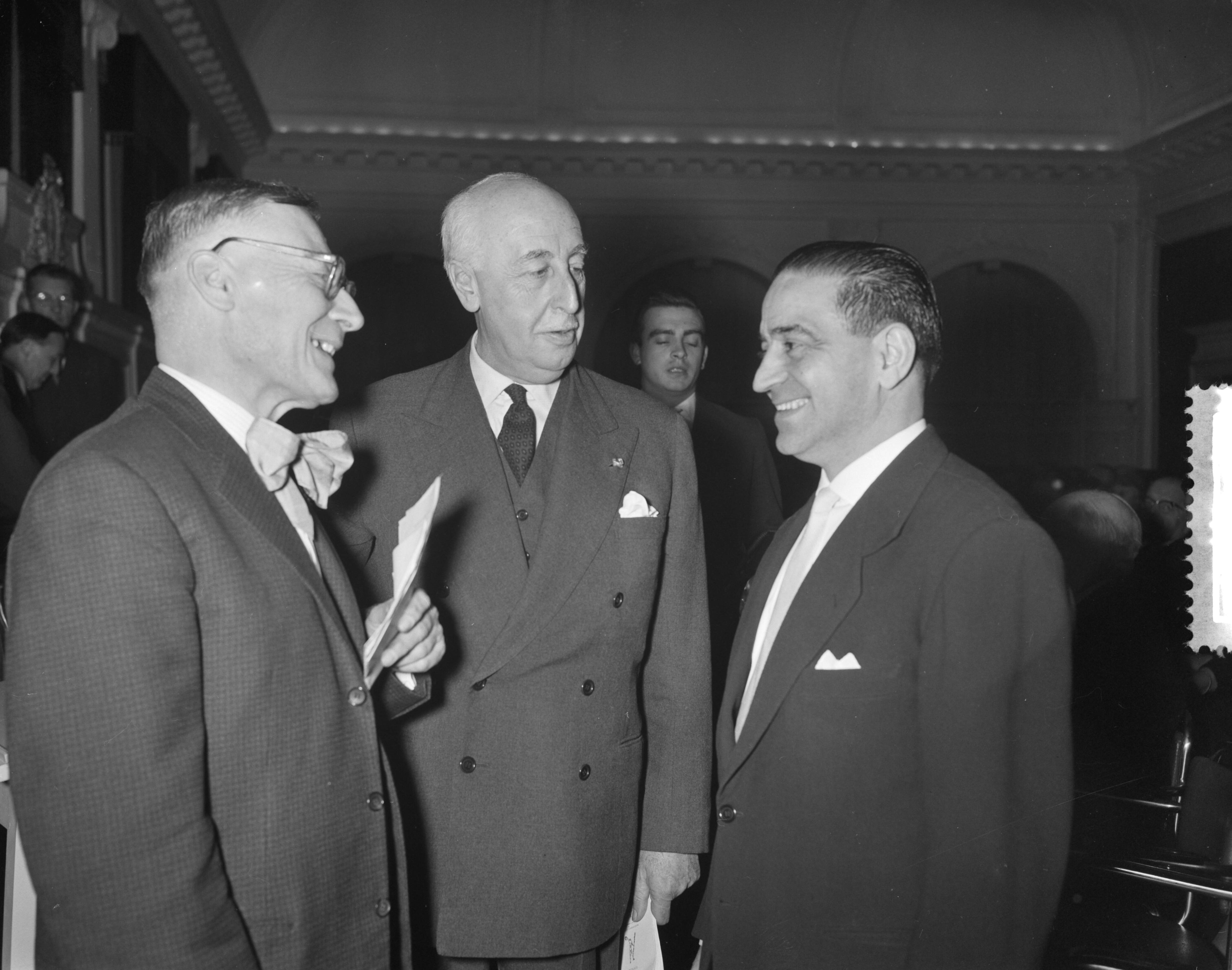 Fotocollectie Anefo — Uitreiking van de Martinus Nijhoffprijs van het Prins Bernhardfonds in de raadzaal van het oude stadhuis van Den Haag aan de Spanjaard Francisco Carrasquer voor zijn vertalingen van Nederlandse poëzie. Vlnr. Antoon Coolen, de Spaanse ambassadeur de hertog van Bueno, en Francisco Carrasquer — Foto: Bilsen, Joop van / Anefo. Licentie: Set B: Rechtenvrij / Publiek Domein. Bron: Nationaal Archief. http://hdl.handle.net/10648/a9a68a18-d0b4-102d-bcf8-003048976d84
