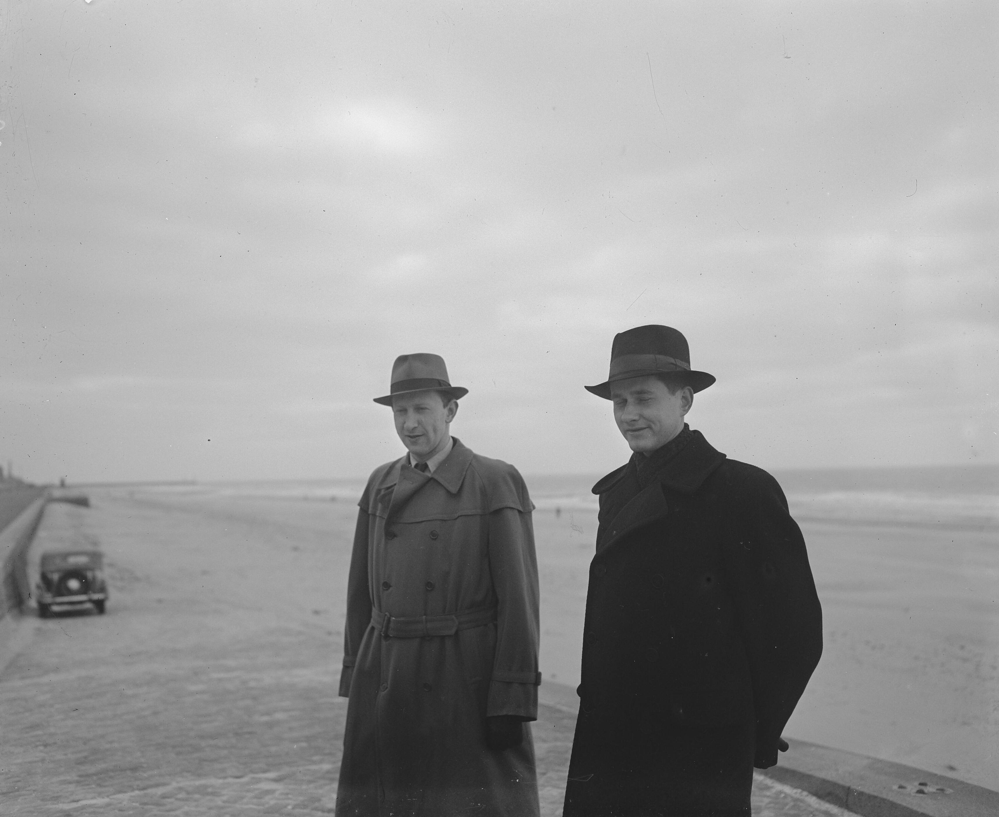 Fotocollectie Anefo — Wereldkampioenschappen schaken te Den Haag. Keres (rechts) en Smyslow aan strand — Foto: Snikkers, Anton / Anefo. Licentie: Set B: Rechtenvrij / Publiek Domein. Bron: Nationaal Archief. http://hdl.handle.net/10648/a8b2e7aa-d0b4-102d-bcf8-003048976d84
