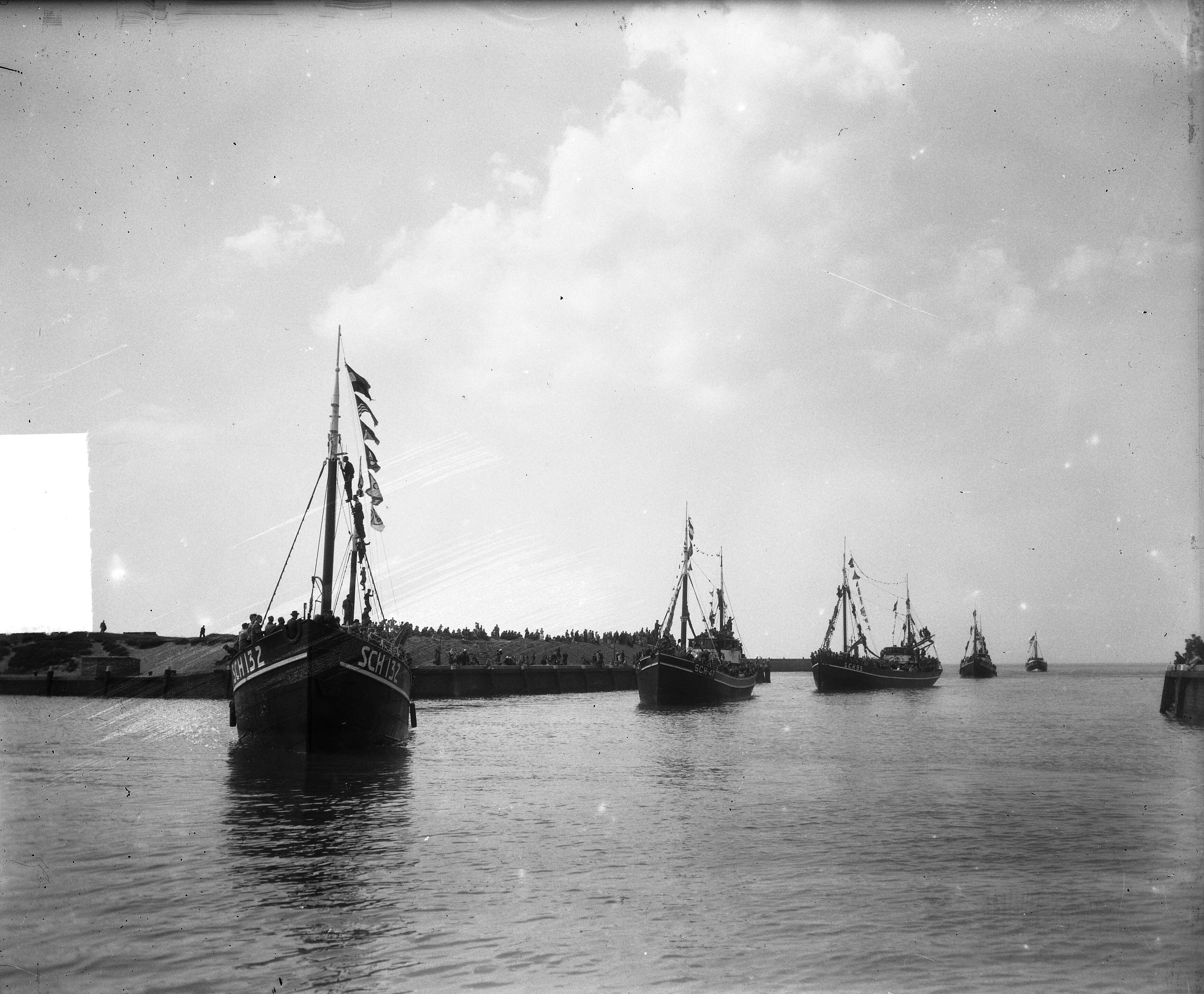 Vlaggetjesdag 1951 — Vlootschouw haringvloot Scheveningen — Foto: Duinen, H. van / Anefo. Licentie: Set B: Rechtenvrij / Publiek Domein. Bron: Nationaal Archief. http://hdl.handle.net/10648/a8ea742c-d0b4-102d-bcf8-003048976d84