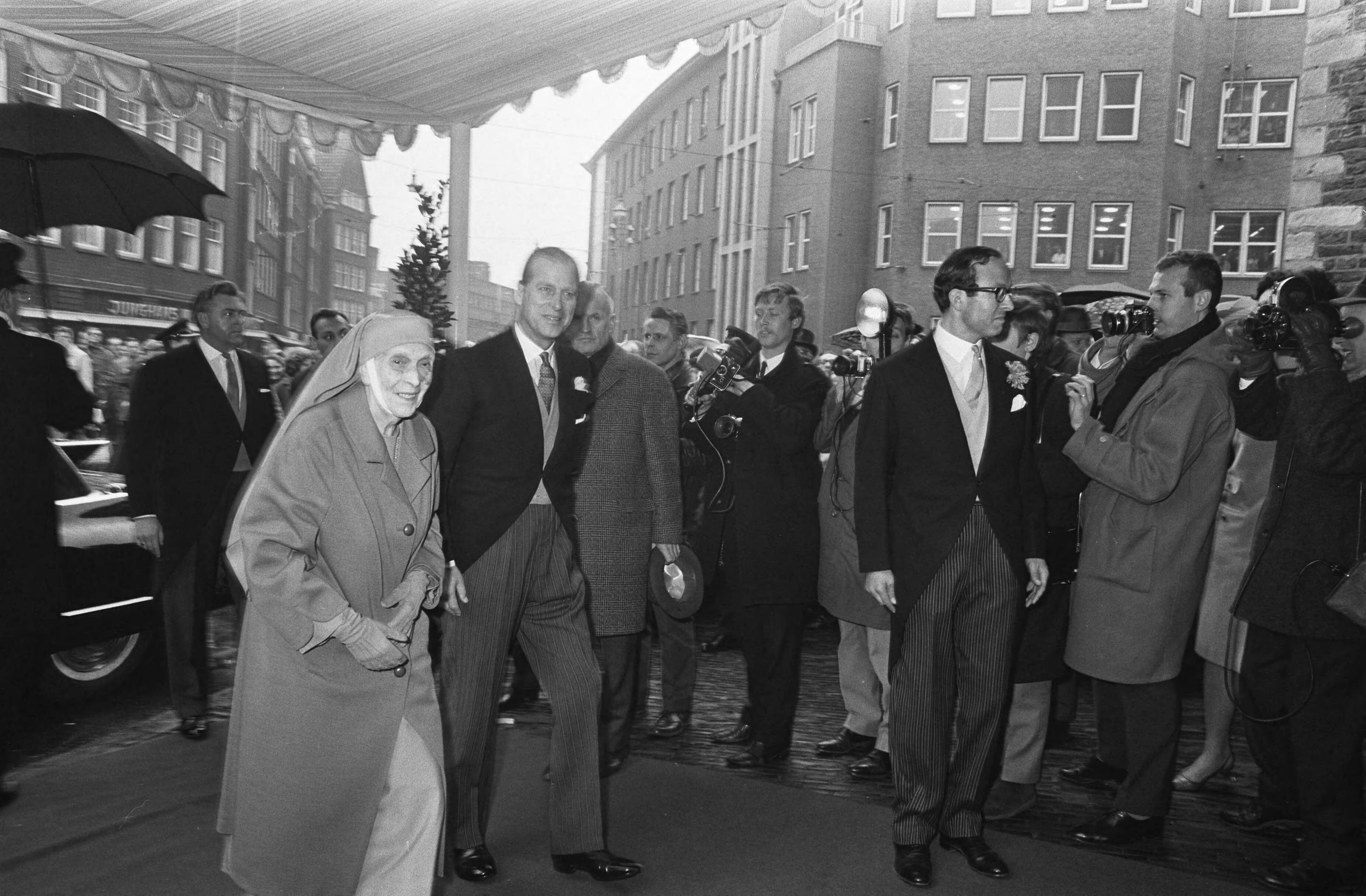 Huwelijk prins Karl von Hessen en gravin Yvonne Szapary in Den Haag — Aankomst prins Philip (Engeland) en zijn moeder bij de kerk — Foto: Fotograaf Onbekend / Anefo. Licentie: Set B: Rechtenvrij / Publiek Domein. Bron: Nationaal Archief. http://hdl.handle.net/10648/aae5ed56-d0b4-102d-bcf8-003048976d84