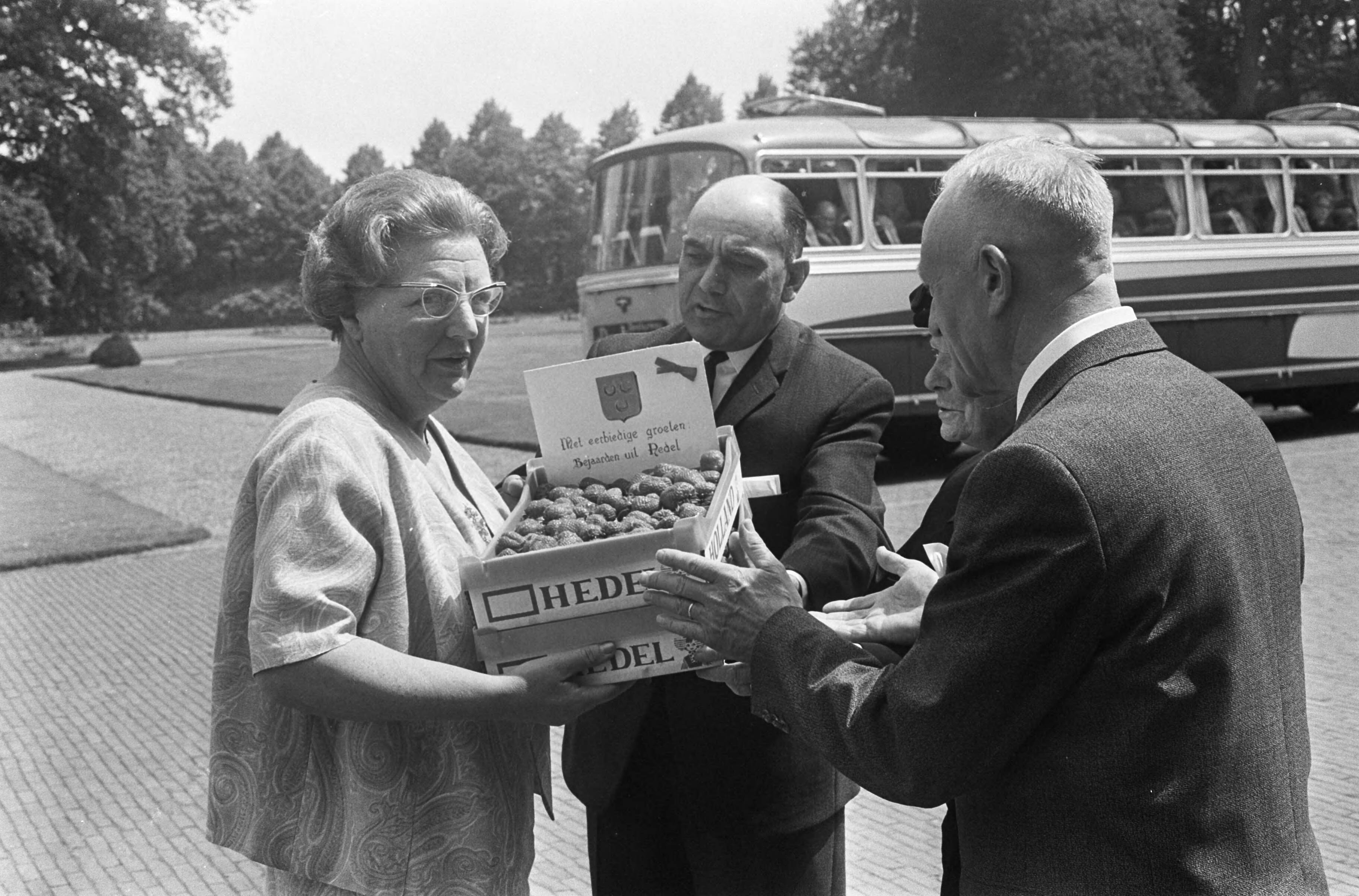 Koningin Juliana ontvangt ouden van dagen op Paleis Soestdijk — Een delegatie uit Hedel biedt een kistje aardbeien aan — Foto: Fotograaf Onbekend / Anefo. Licentie: Set B: Rechtenvrij / Publiek Domein. Bron: Nationaal Archief. http://hdl.handle.net/10648/ab1c6516-d0b4-102d-bcf8-003048976d84