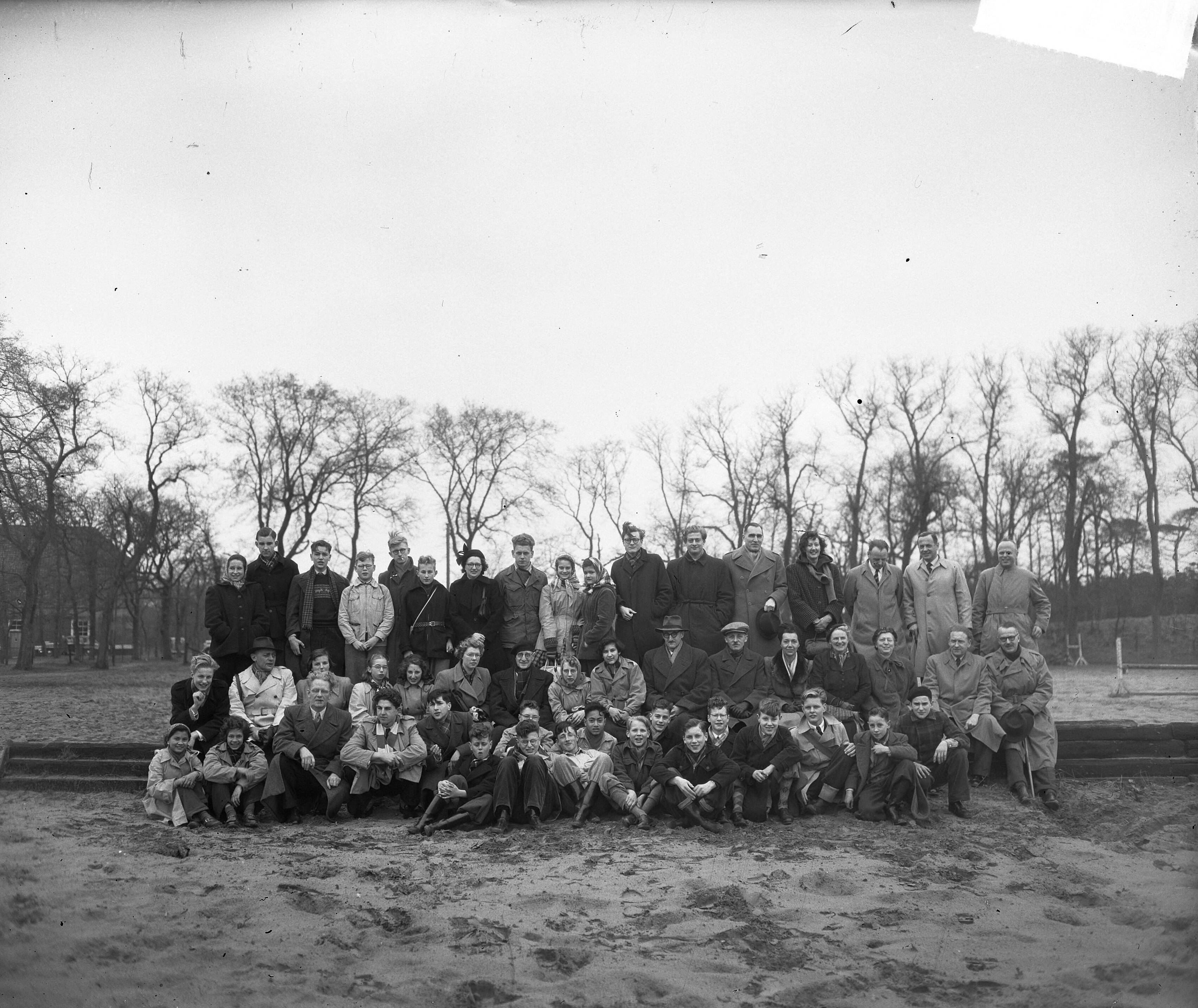 Fotocollectie Anefo — Gezelschap poseert te Meijendel in Wassenaar — Foto: Duinen, H. van / Anefo. Licentie: Set B: Rechtenvrij / Publiek Domein. Bron: Nationaal Archief. http://hdl.handle.net/10648/a8e7d8ac-d0b4-102d-bcf8-003048976d84