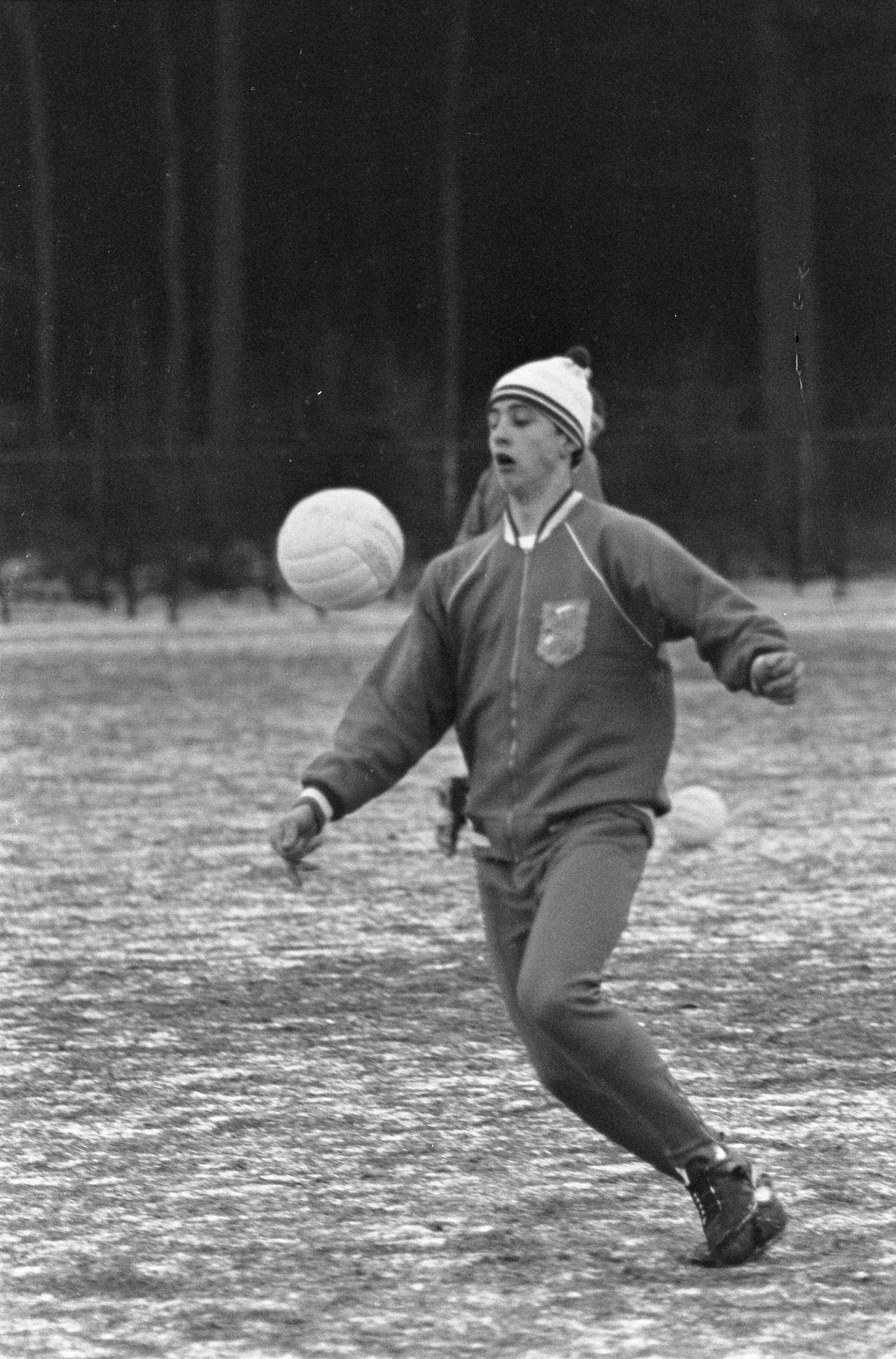 Fotocollectie Anefo — Training Nederlands Elftal. Johan Cruijff (met ijsmuts) in actie met de bal — Foto: Koch, Eric / Anefo. Licentie: Set B: Rechtenvrij / Publiek Domein. Bron: Nationaal Archief. http://hdl.handle.net/10648/aad67b28-d0b4-102d-bcf8-003048976d84